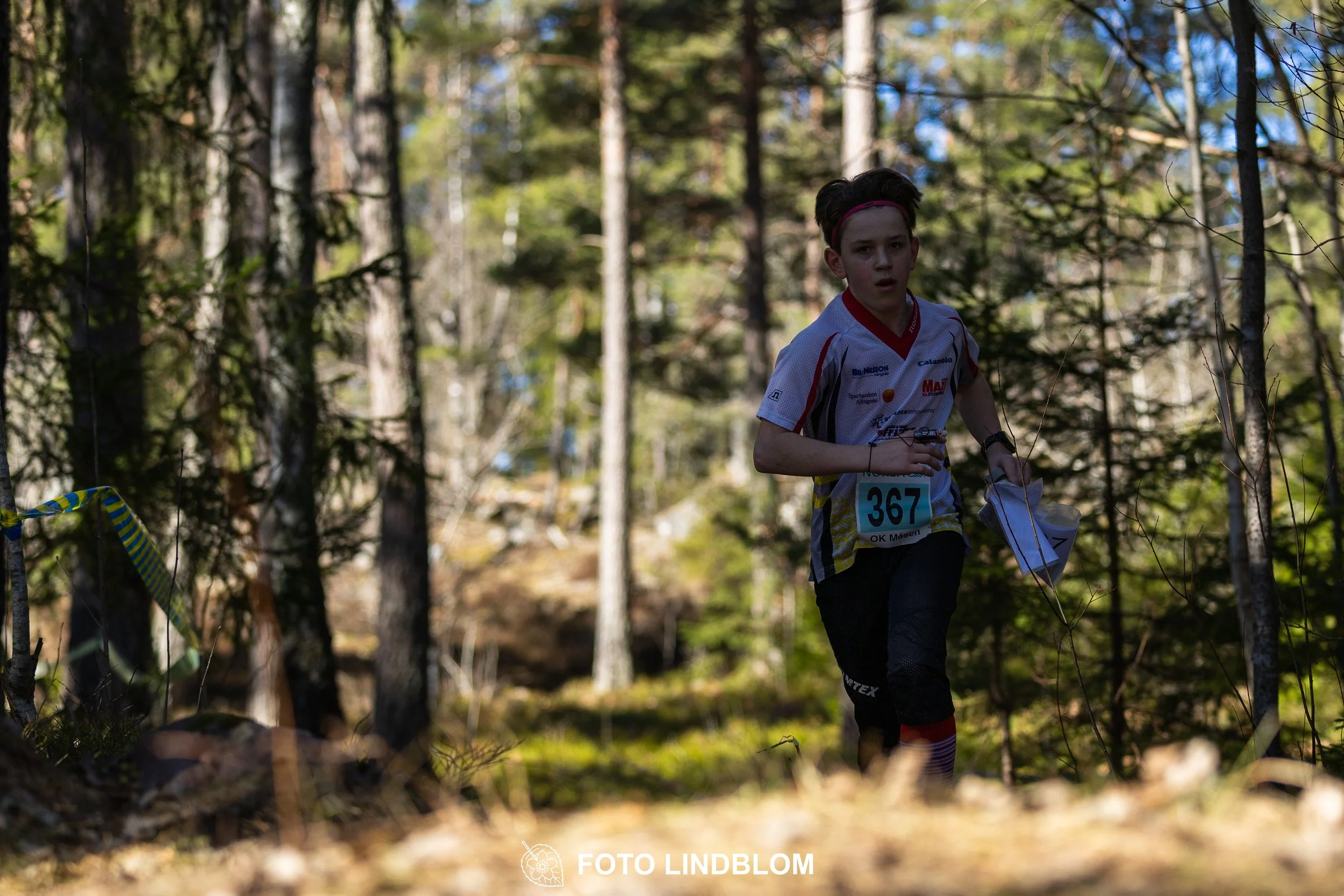 A relay-stage photo from Måsenstafetten 2026, featuring team-based orienteering competition, taken by Foto Lindblom.