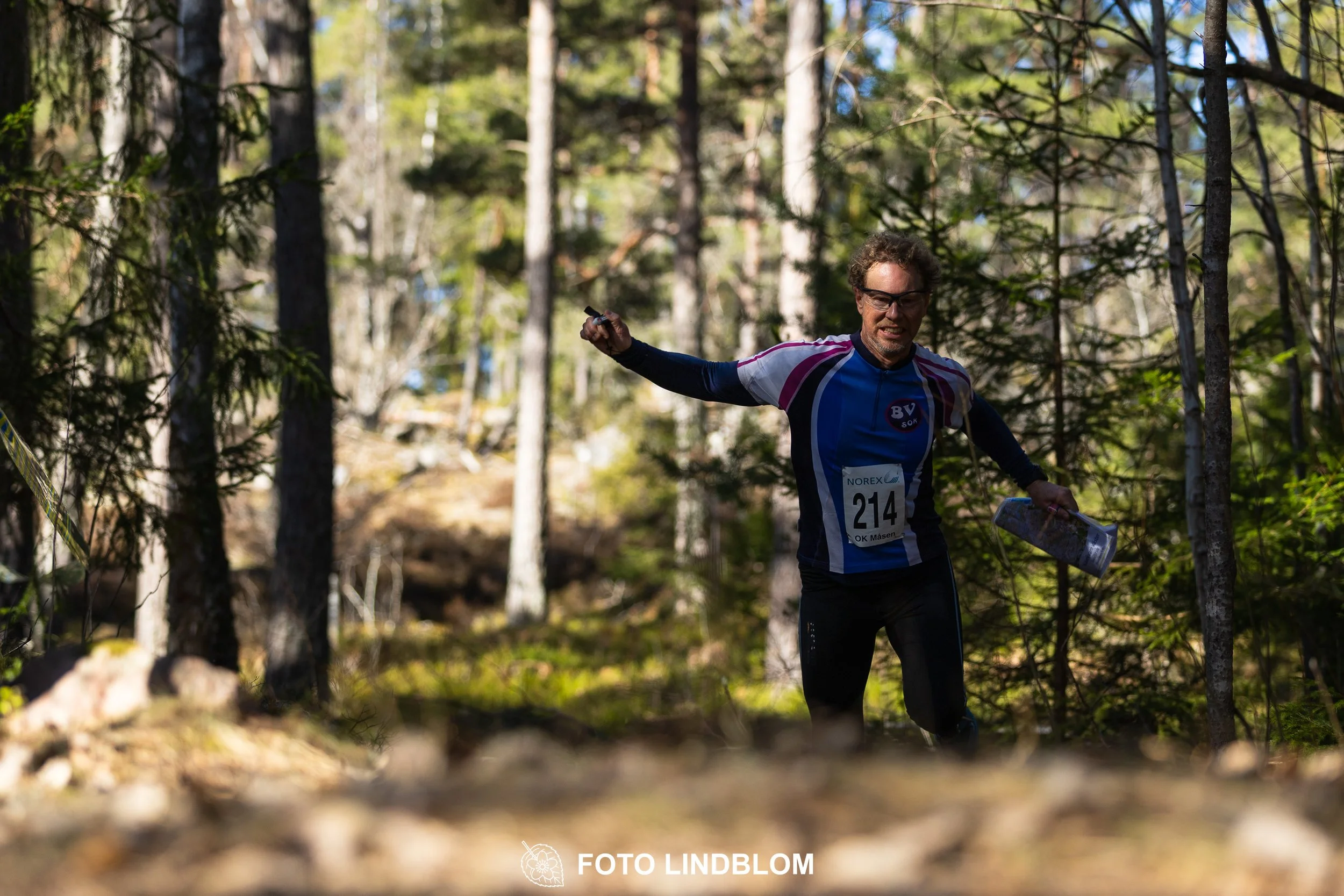 A relay-stage photo from Måsenstafetten 2026, featuring team-based orienteering competition, taken by Foto Lindblom.