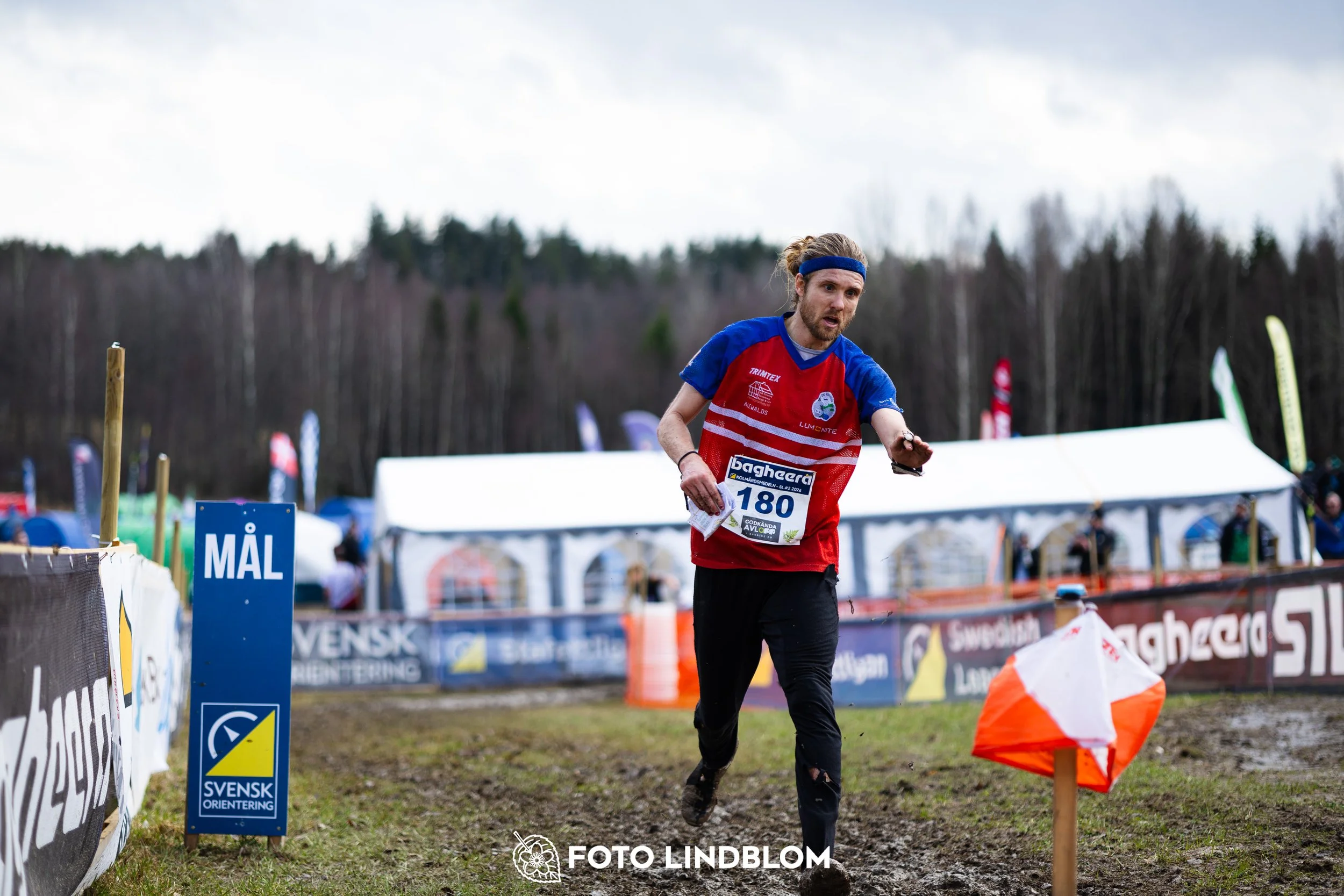 A photo from the Swedish League orienteering competition in Kolmården spring 2026, showing Gustav Bergman, captured by Foto Lindblom.