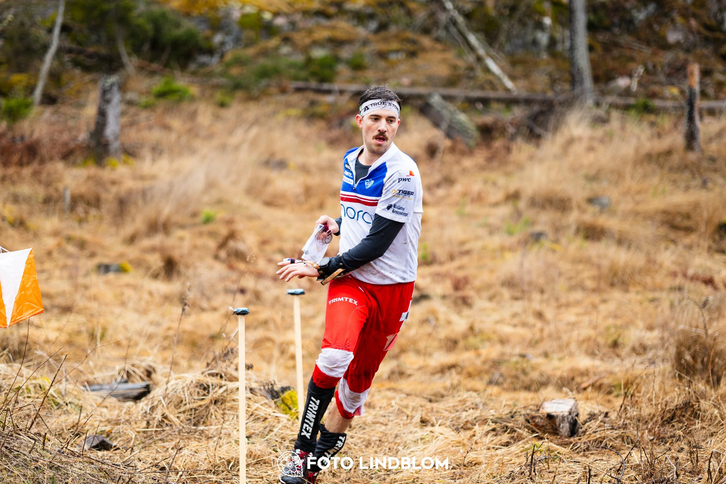 A photo from a forest orienteering competition in Kolmården as part of the Swedish League 2026 season, captured by Foto Lindblom.