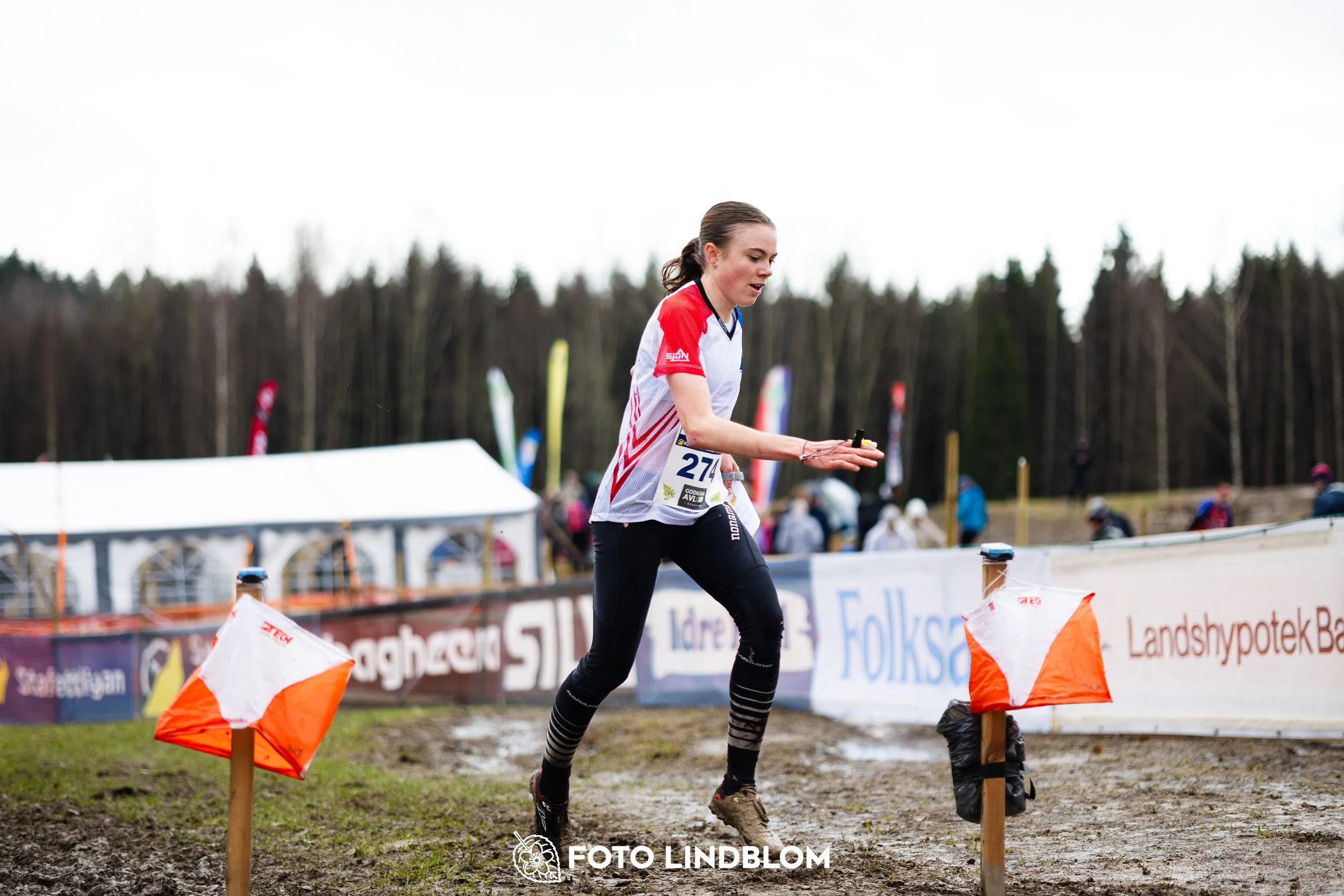 A scene from the Swedish League middle distance event in Kolmården spring 2026, showing Freja Hjerne, captured by Foto Lindblom.