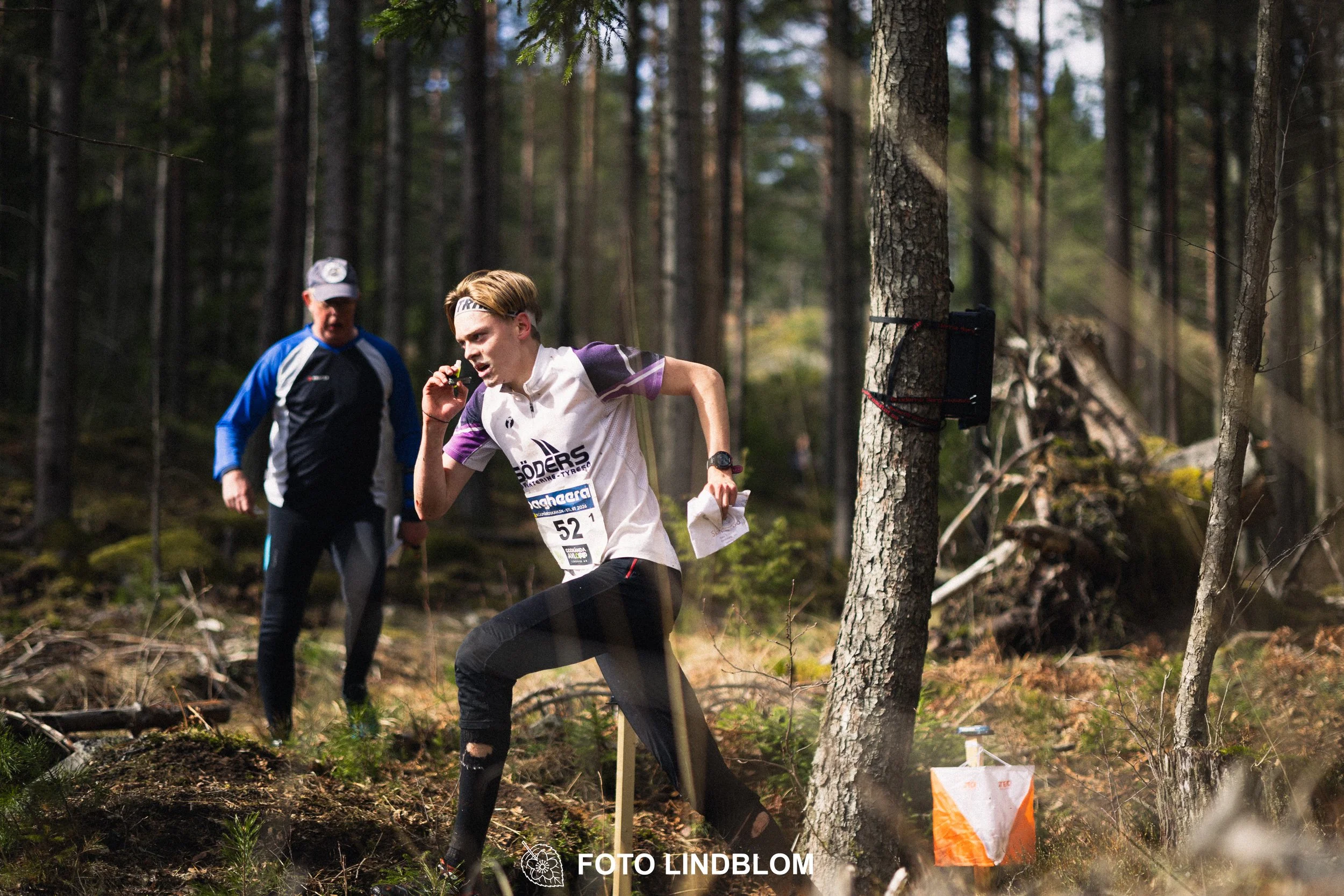 A photo from a Swedish relay orienteering event in Kolmården 2026, captured by Foto Lindblom.
