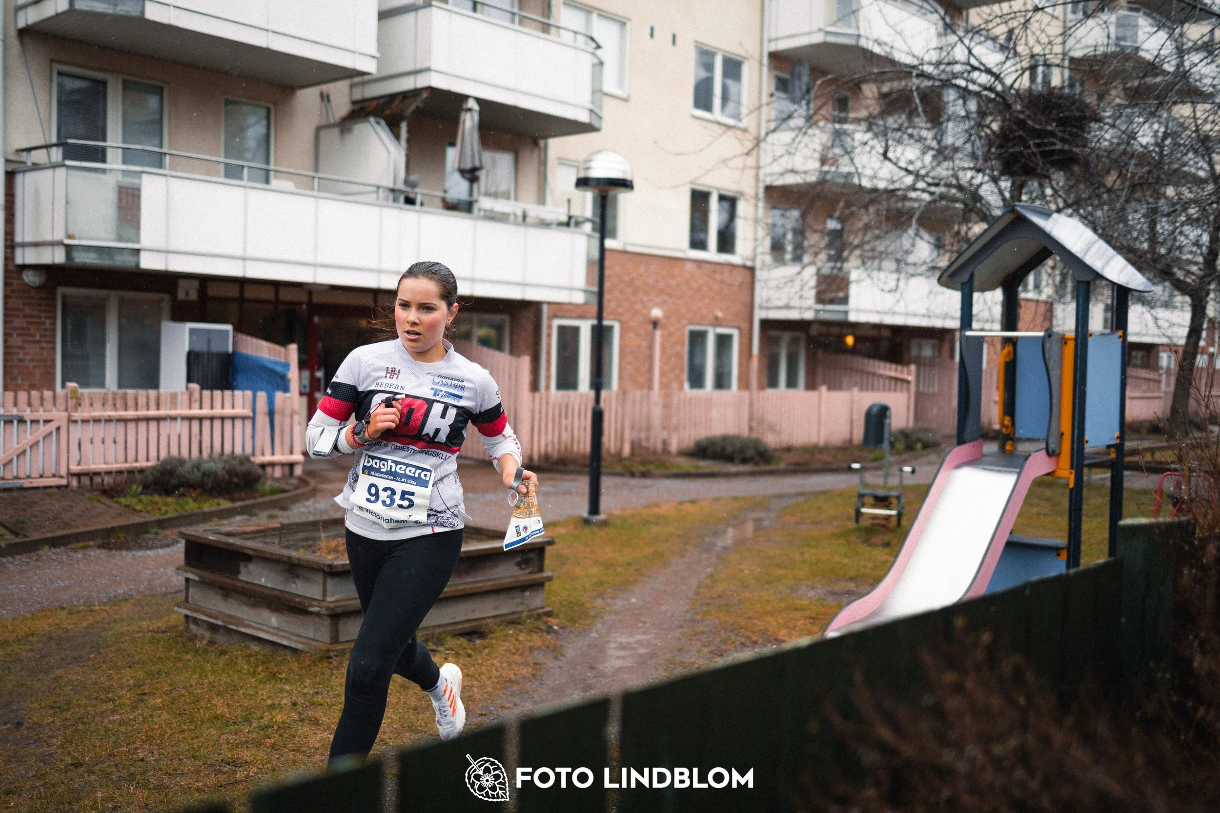 A photo from a Swedish orienteering league race in Stockholm during spring 2026, captured by Foto Lindblom.