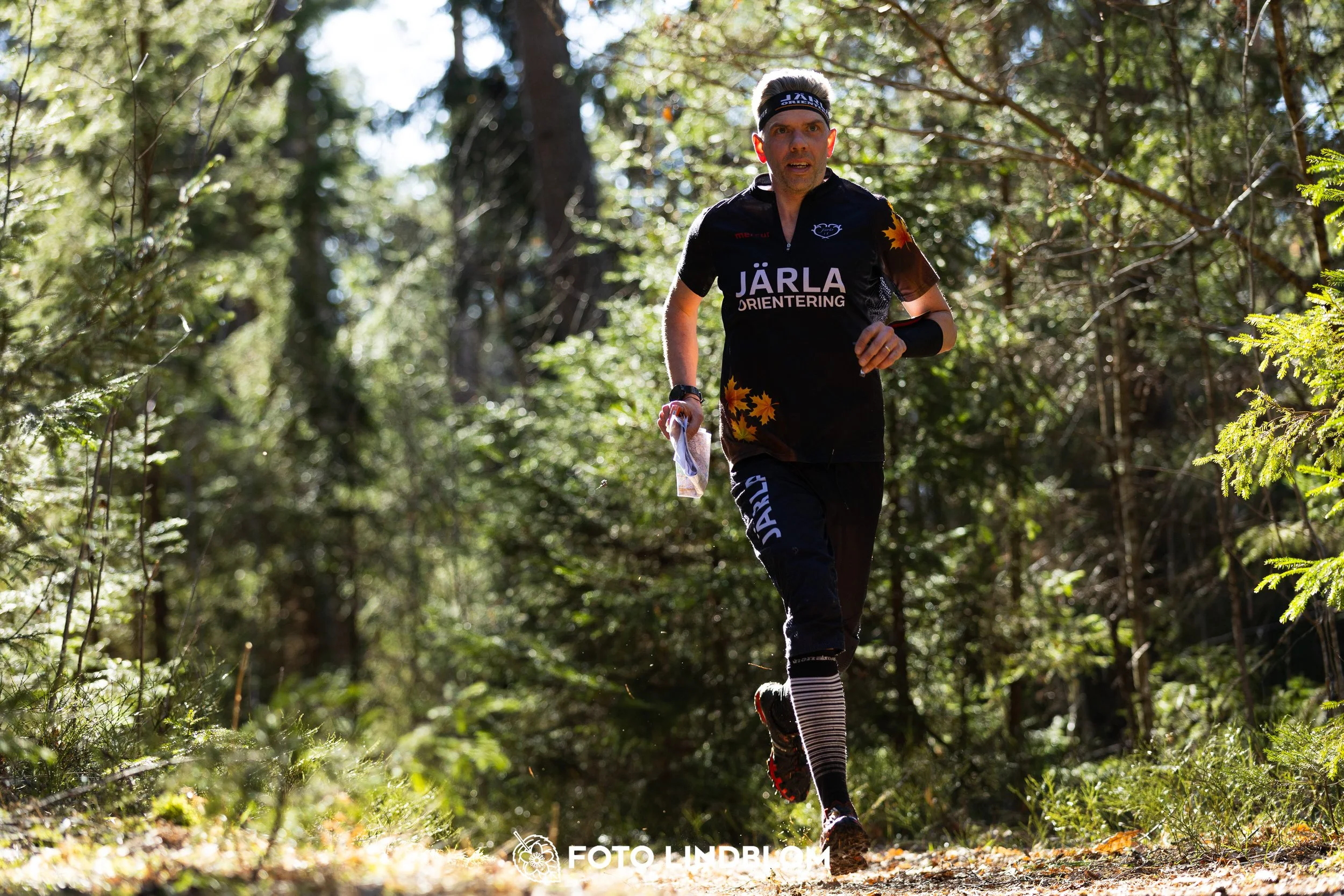 Orienteering competition scene from Nyköpingsorienteringen 2026 in Sweden’s natural forest environment, captured by Foto Lindblom.
