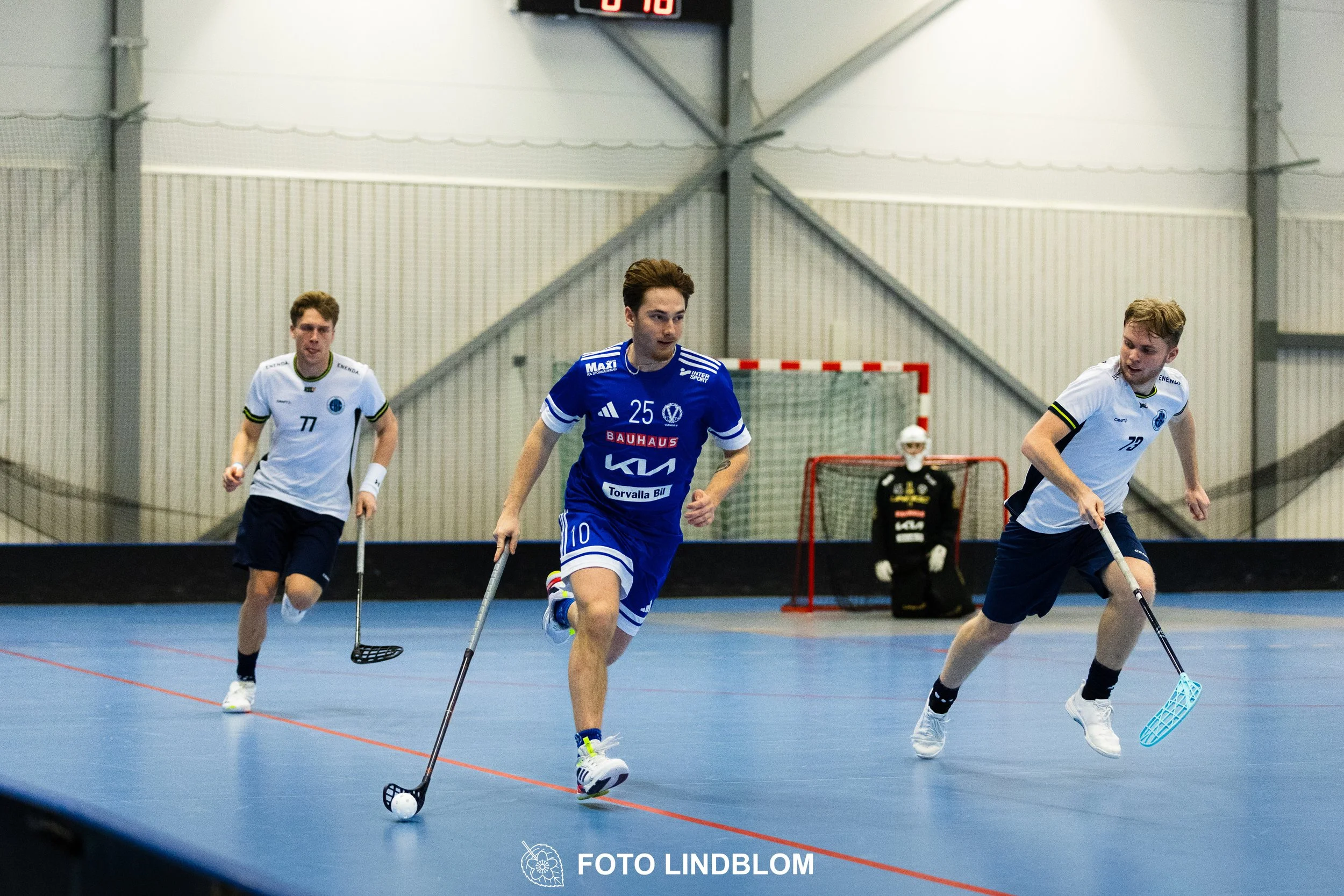 Images of people playing floorball wearing Värmdö IF and FBC Sollentuna team gear. 