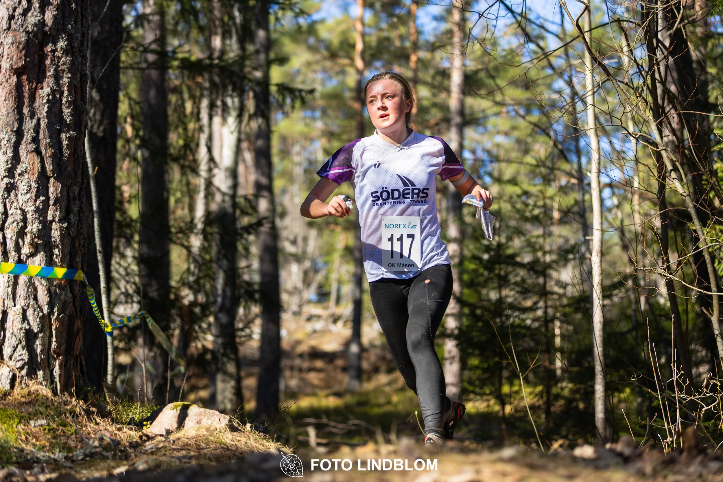Photo of competitors during the Måsenstafetten 2026 team relay, taken in a wooded landscape by Foto Lindblom.