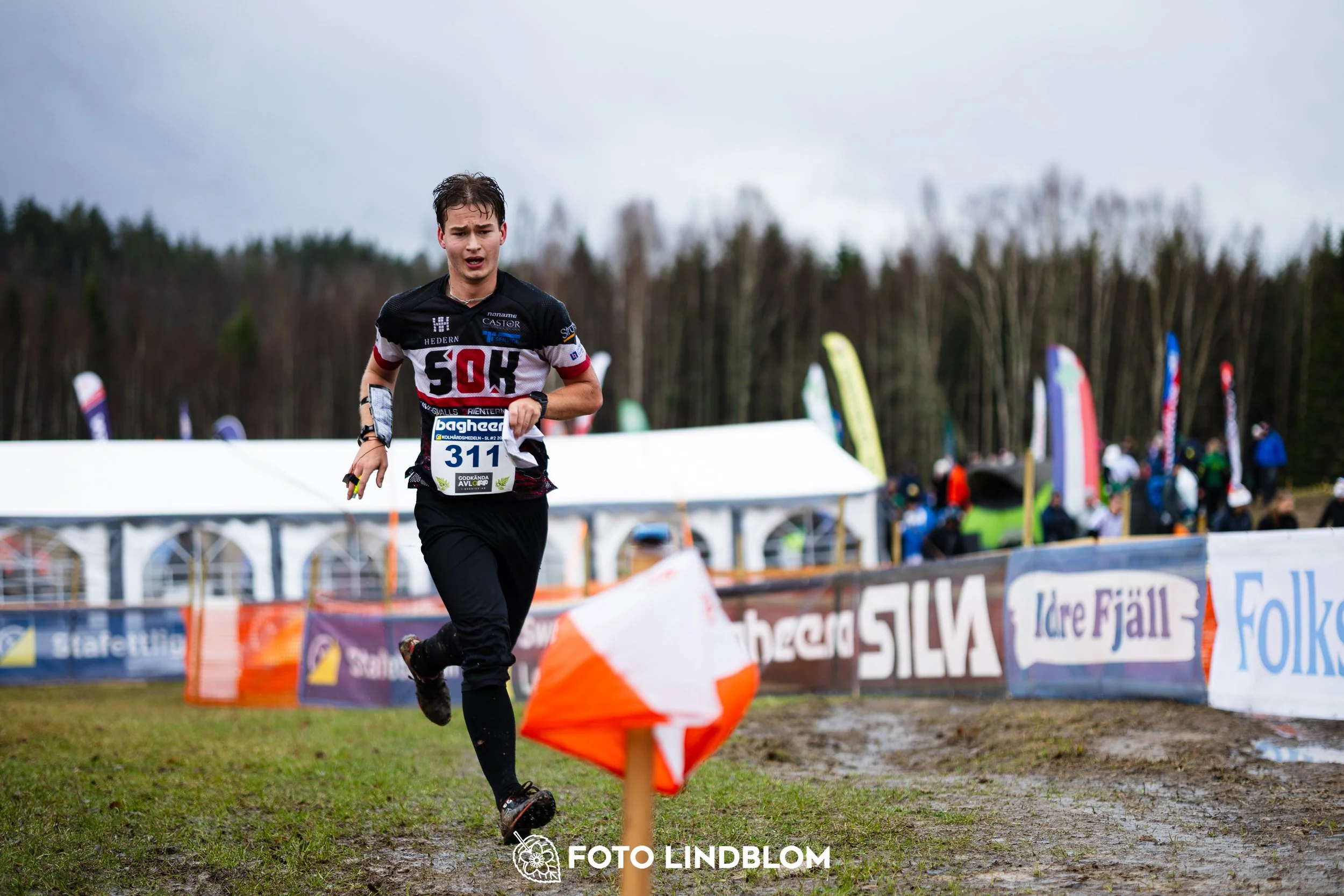 A photo from a Swedish orienteering league race in Kolmården during spring 2026, captured by Foto Lindblom.