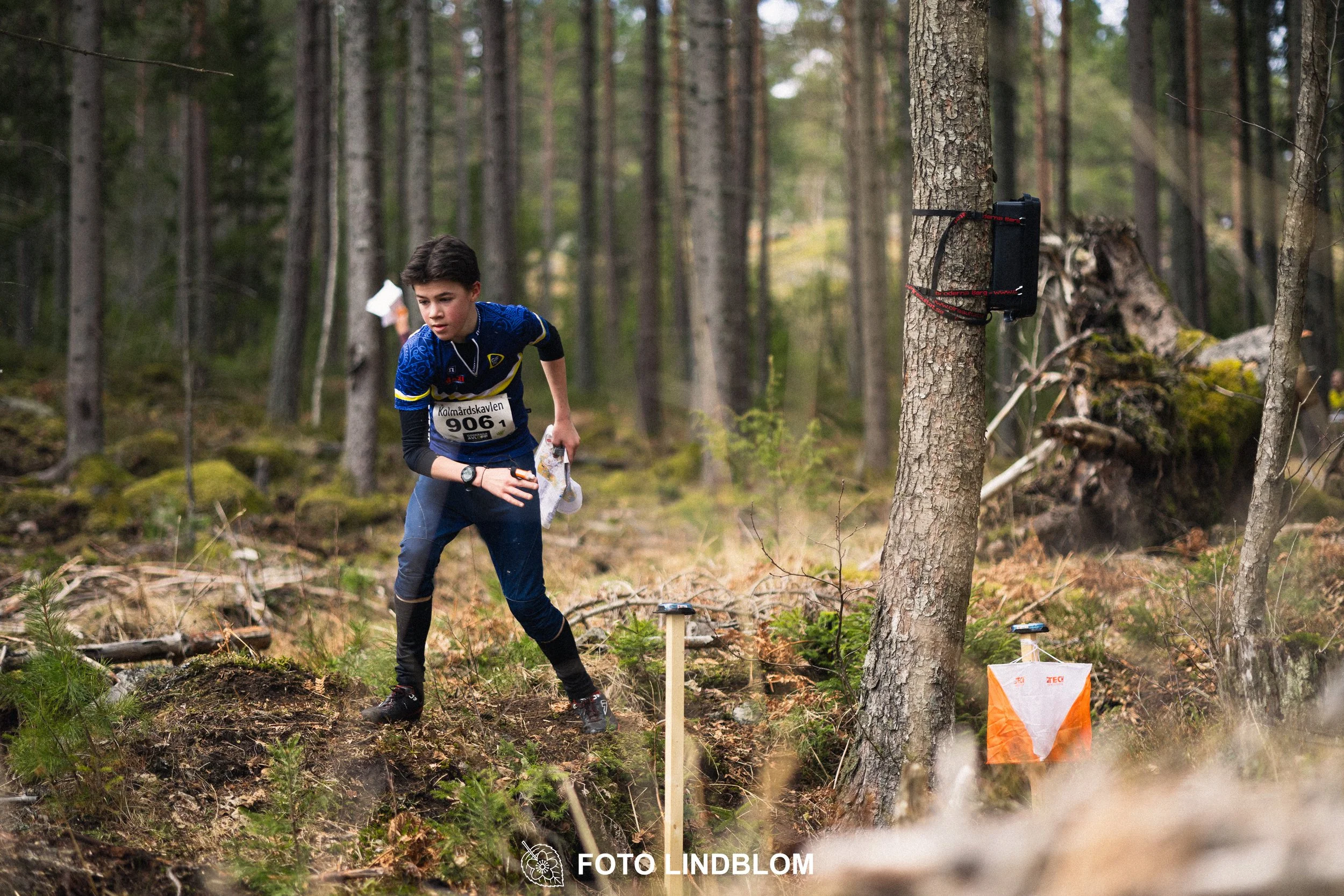 A photo from a Swedish relay orienteering event in Kolmården 2026, captured by Foto Lindblom.