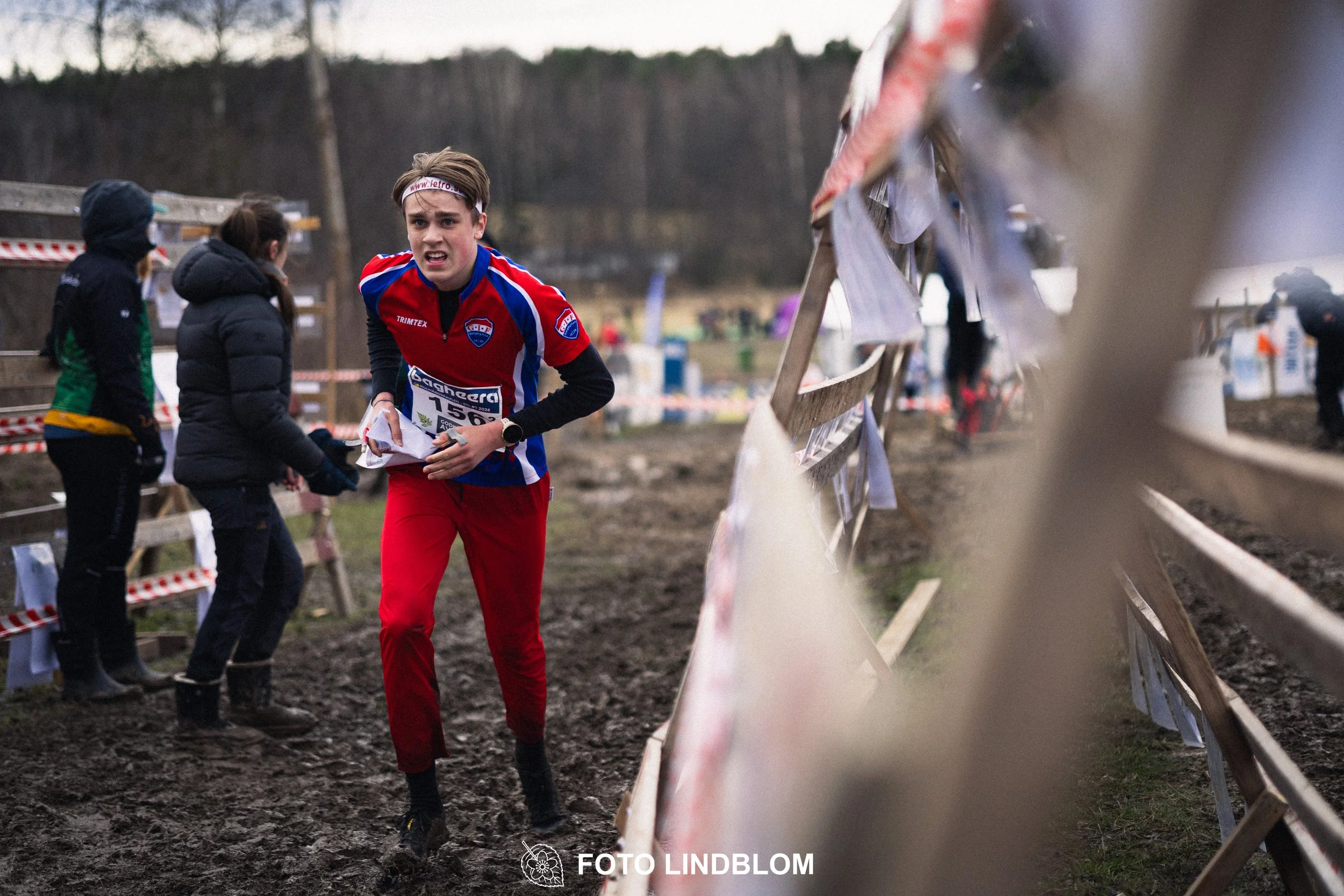 A photo from a Swedish relay orienteering event in Kolmården 2026, captured by Foto Lindblom.