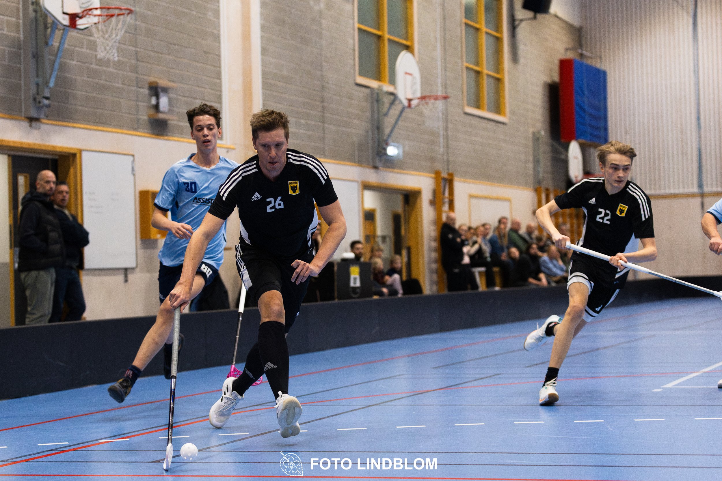 A picture of men playing floorball in Ingarö IF and Älvsjö AIK IBF team gear