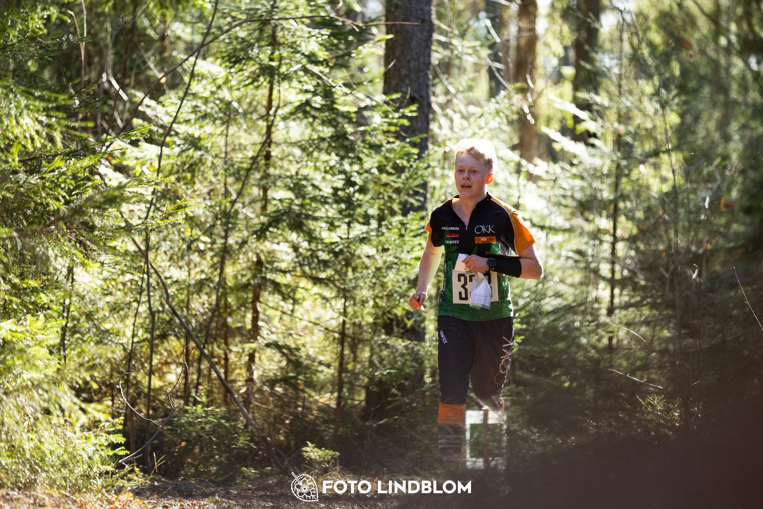 This picture shows competitors during Nyköpingsorienteringen 2026 navigating through forest terrain, photographed by Foto Lindblom.