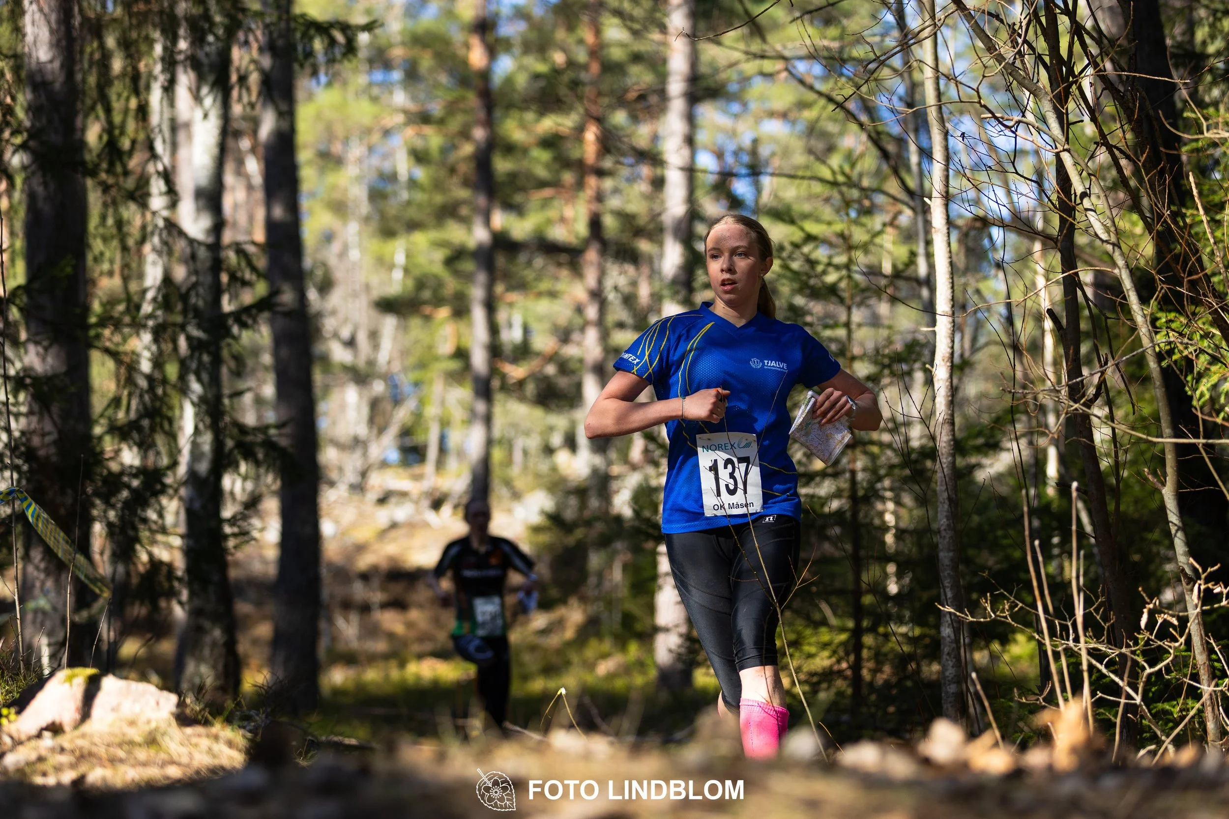 Forest relay orienteering at Måsenstafetten 2026, with teams competing in an endurance event, documented by Foto Lindblom.