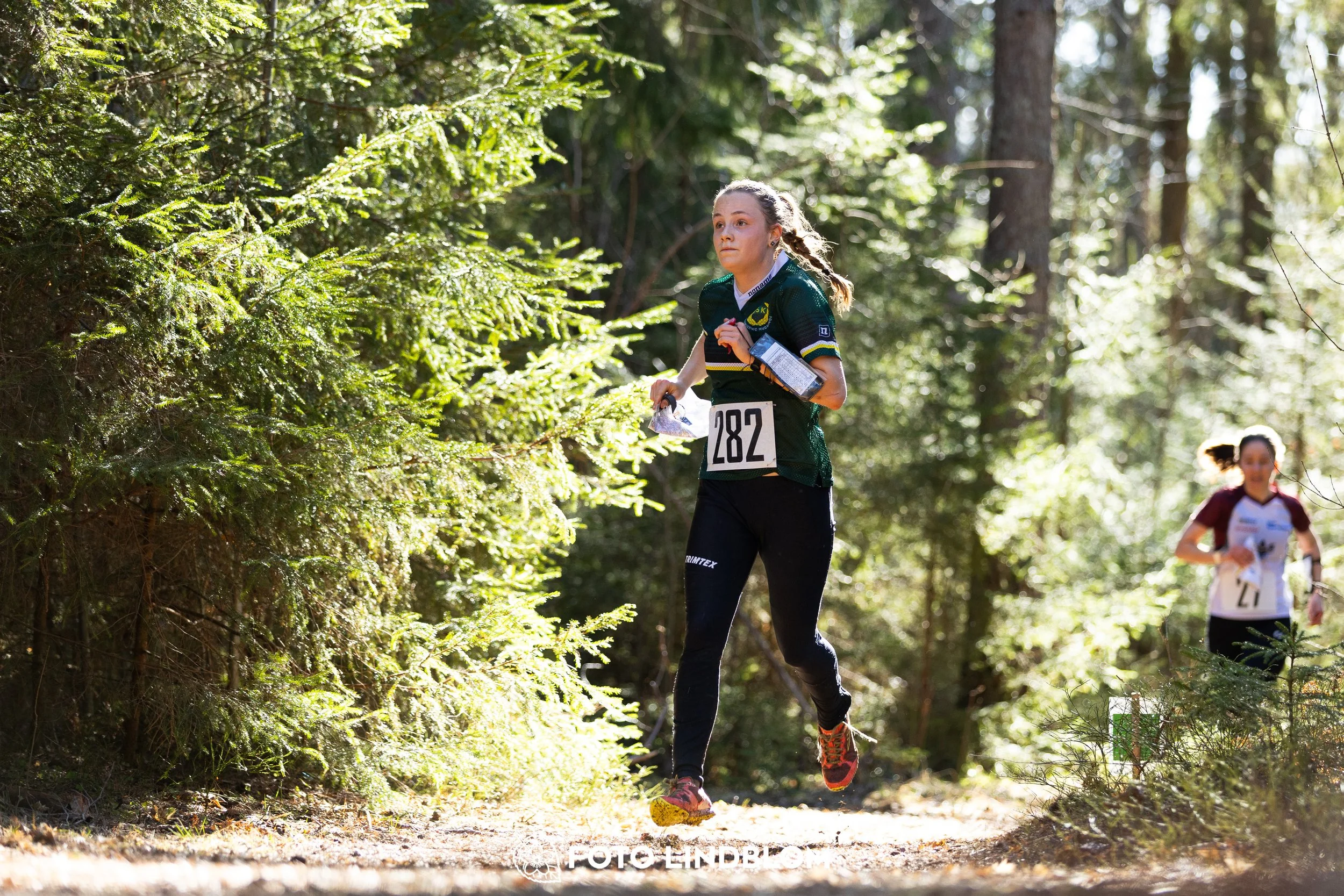 An image from Nyköpingsorienteringen 2026 featuring orienteers in a wooded landscape, shot by Foto Lindblom.