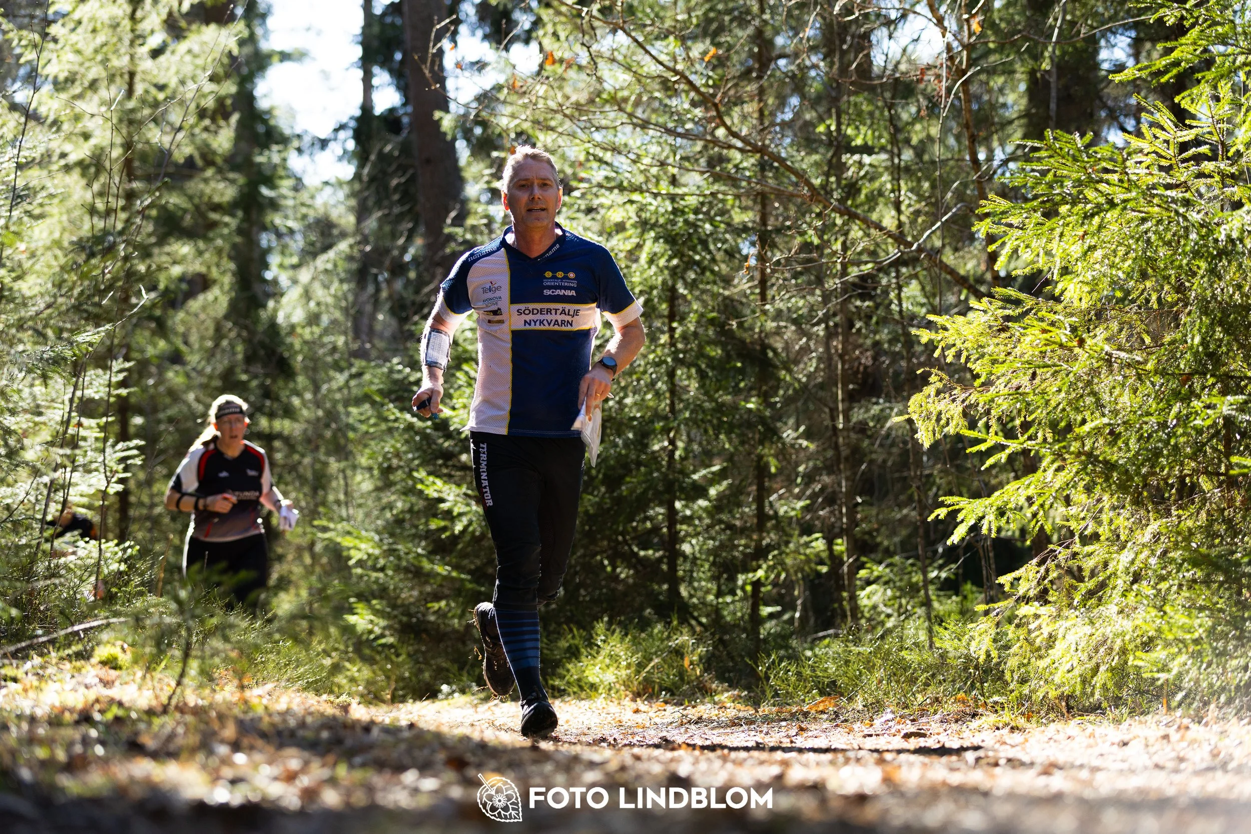 Photo of participants during the 2026 Nyköpingsorienteringen event in Sweden, taken in forest terrain by Foto Lindblom.