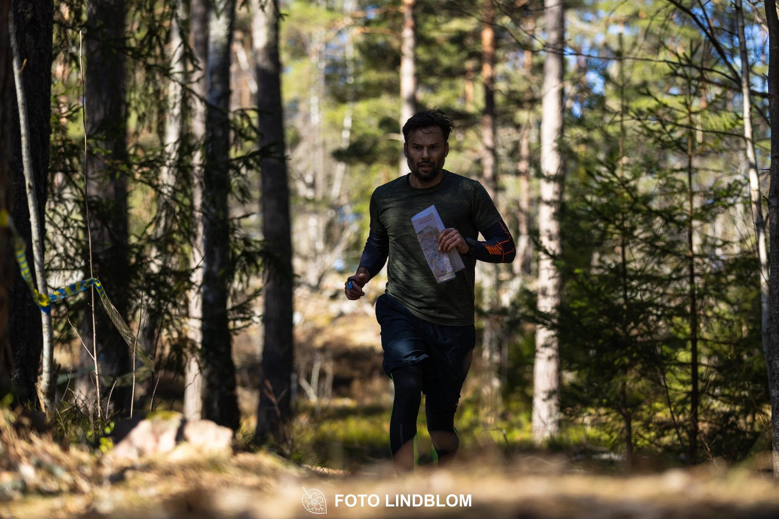 Image from Måsenstafetten 2026 showing orienteering relay teams competing in Swedish forest terrain, taken by Foto Lindblom.