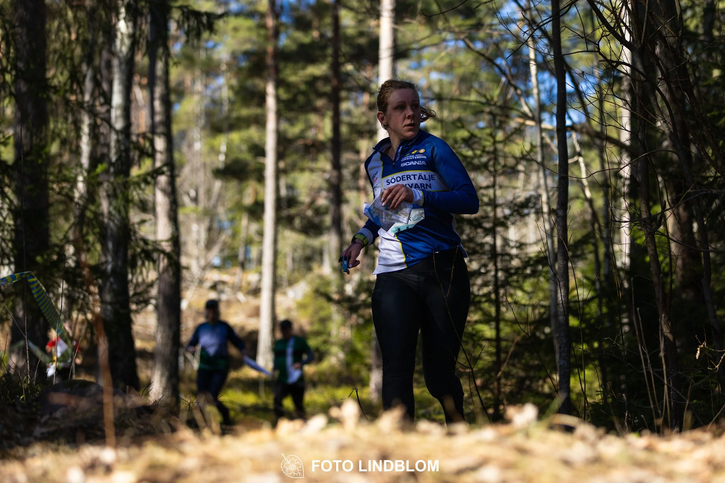 An image from the orienteering relay Måsenstafetten 2026, showing athletes in forest terrain, shot by Foto Lindblom.