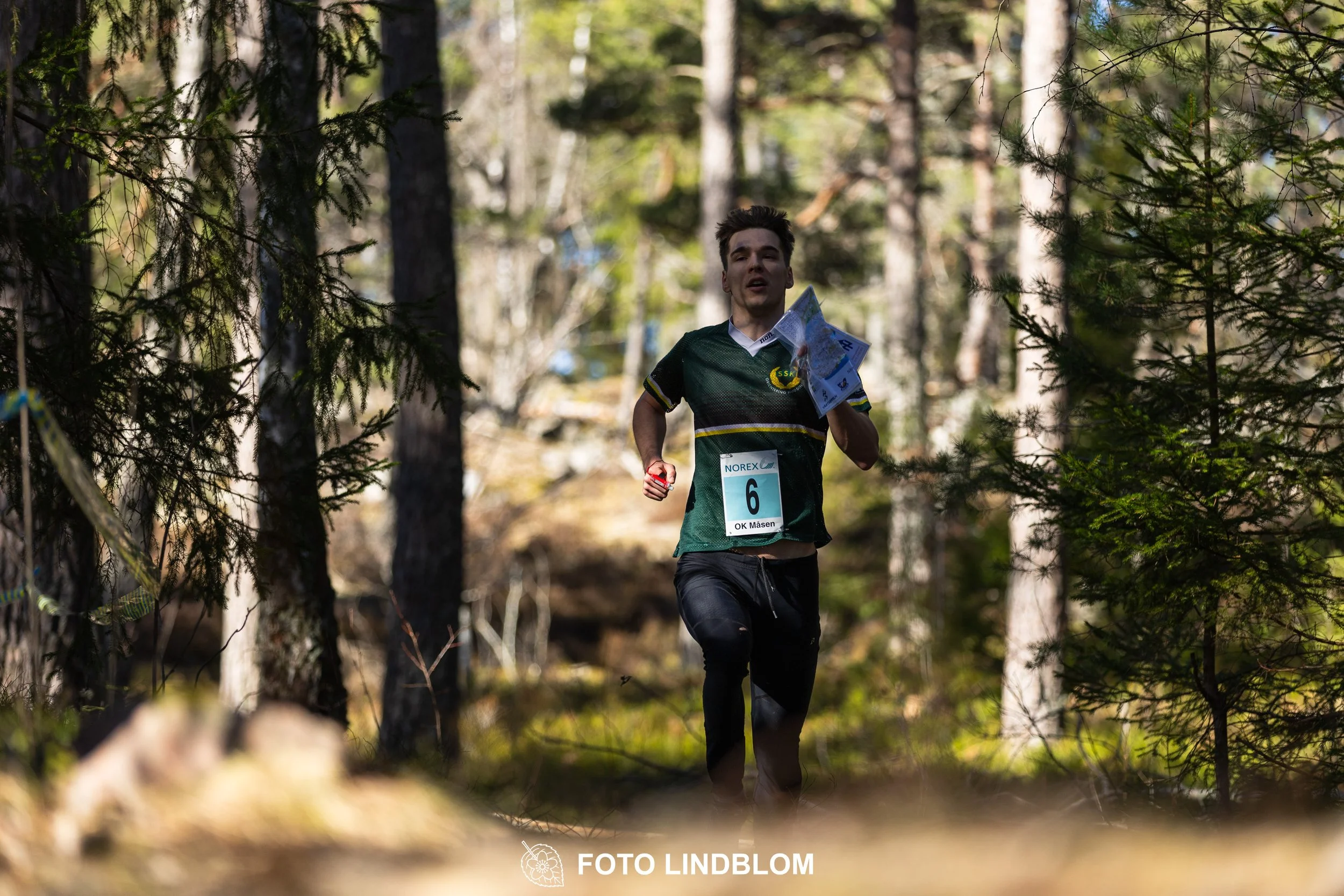 Team relay action at Måsenstafetten 2026, an orienteering competition in forest terrain, photographed by Foto Lindblom.