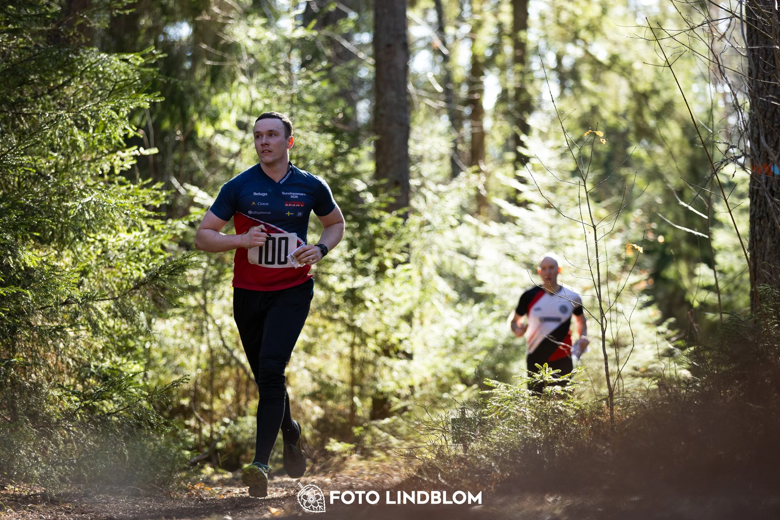 An image from Nyköpingsorienteringen 2026 featuring orienteers in a wooded landscape, shot by Foto Lindblom.