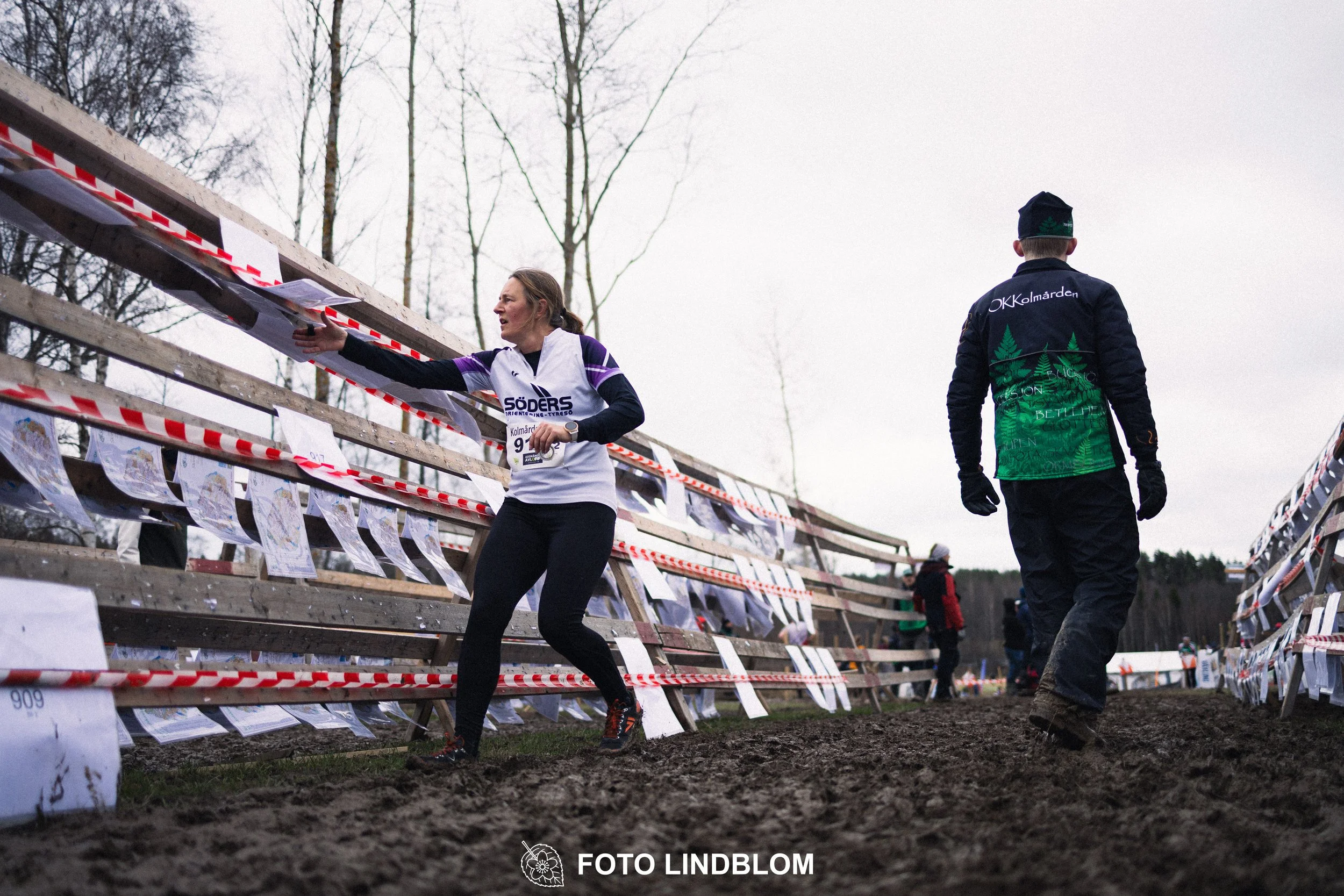 A photo from a Swedish relay orienteering event in Kolmården 2026, captured by Foto Lindblom.