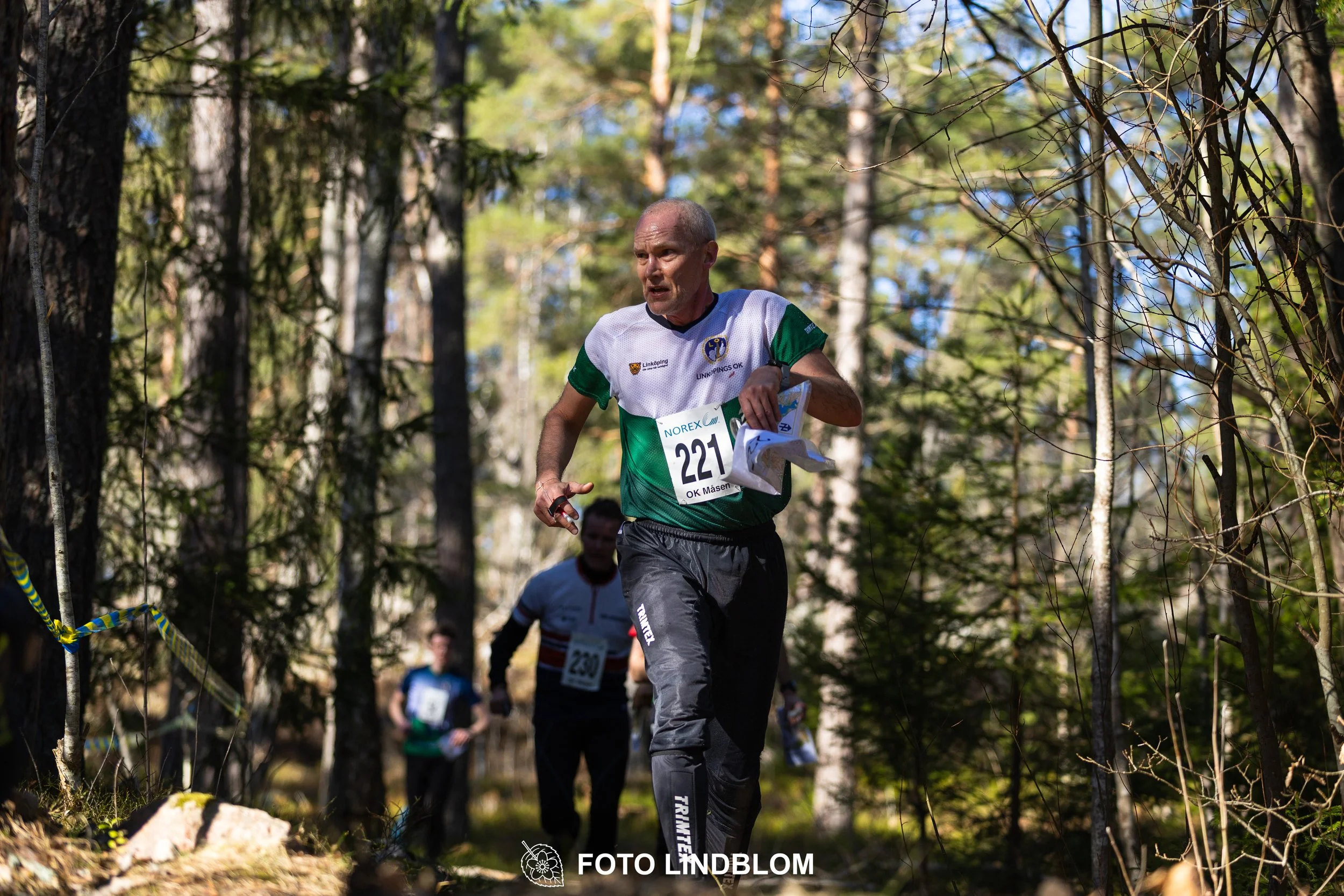 Orienteering relay race at Måsenstafetten 2026, featuring club teams navigating with map and compass, captured by Foto Lindblom.