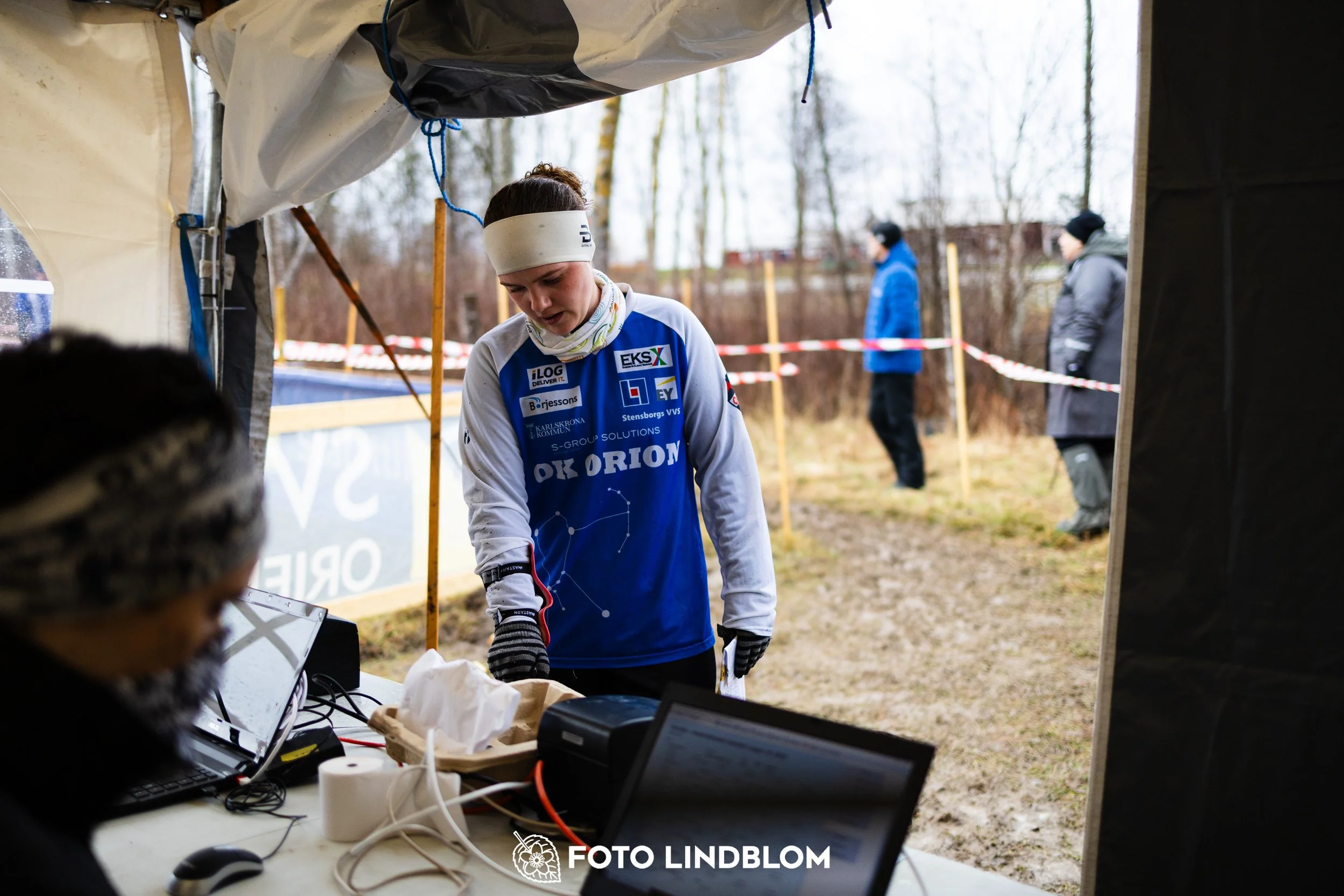 A scene from the Swedish League orienteering competition in Kolmården spring 2026, captured by Foto Lindblom.