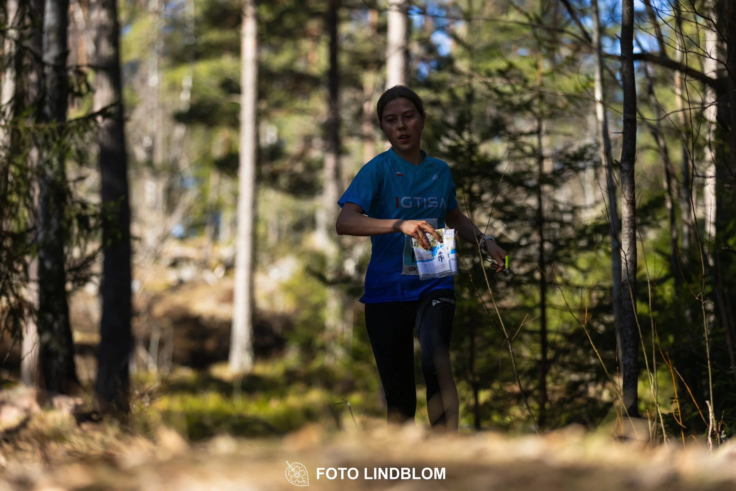 Orienteering relay race at Måsenstafetten 2026, featuring club teams navigating with map and compass, captured by Foto Lindblom.