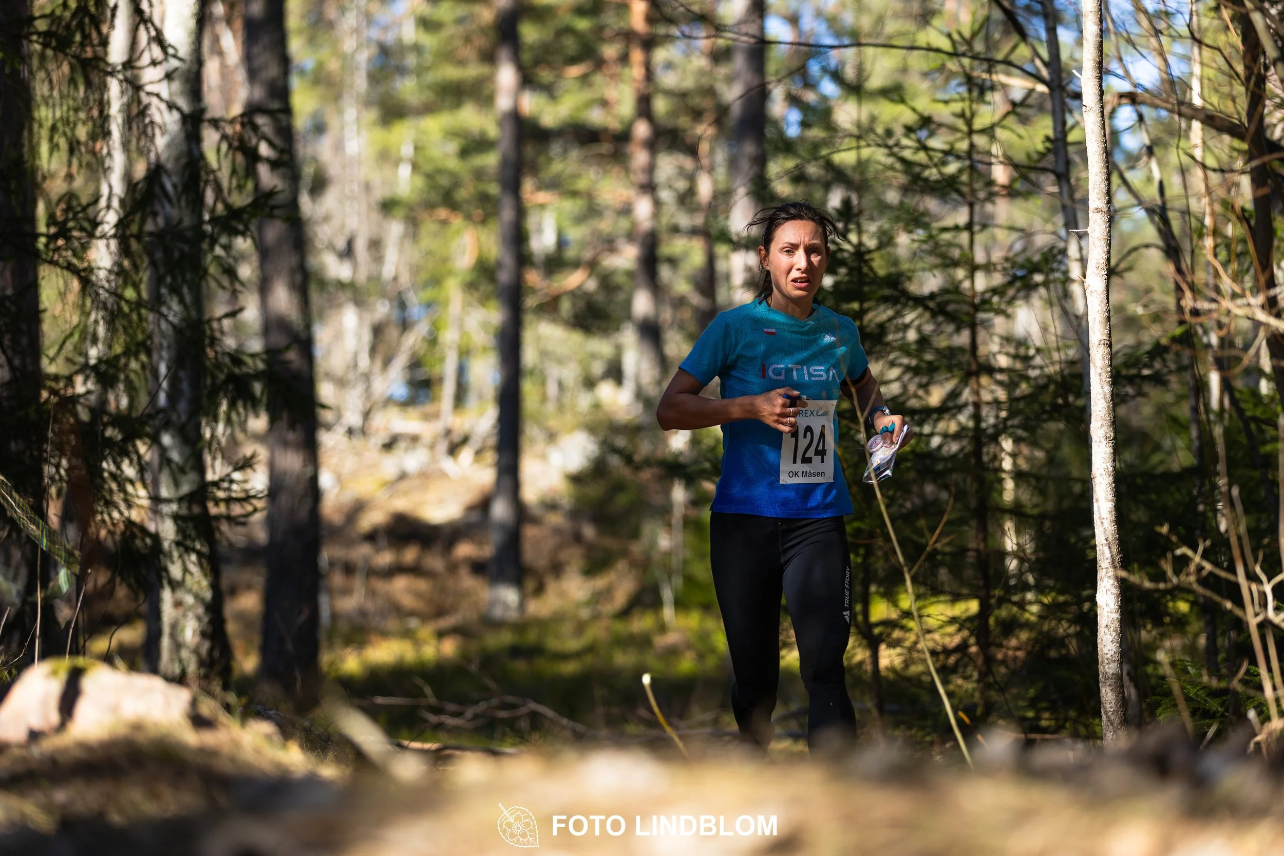 Forest relay orienteering at Måsenstafetten 2026, with teams competing in an endurance event, documented by Foto Lindblom.