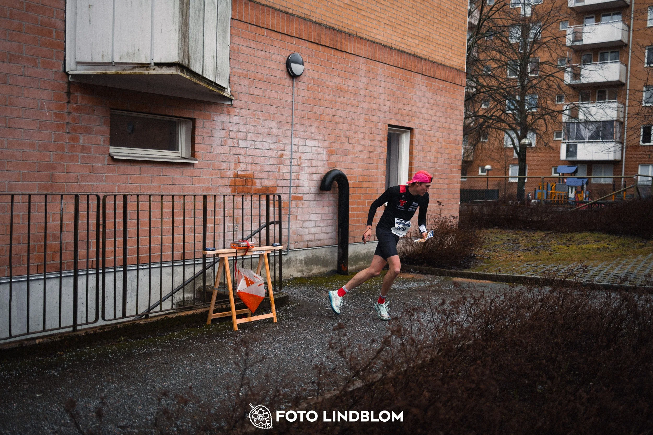 A moment from the 2026 Swedish League orienteering event in Rinkeby Stockholm, captured by Foto Lindblom.