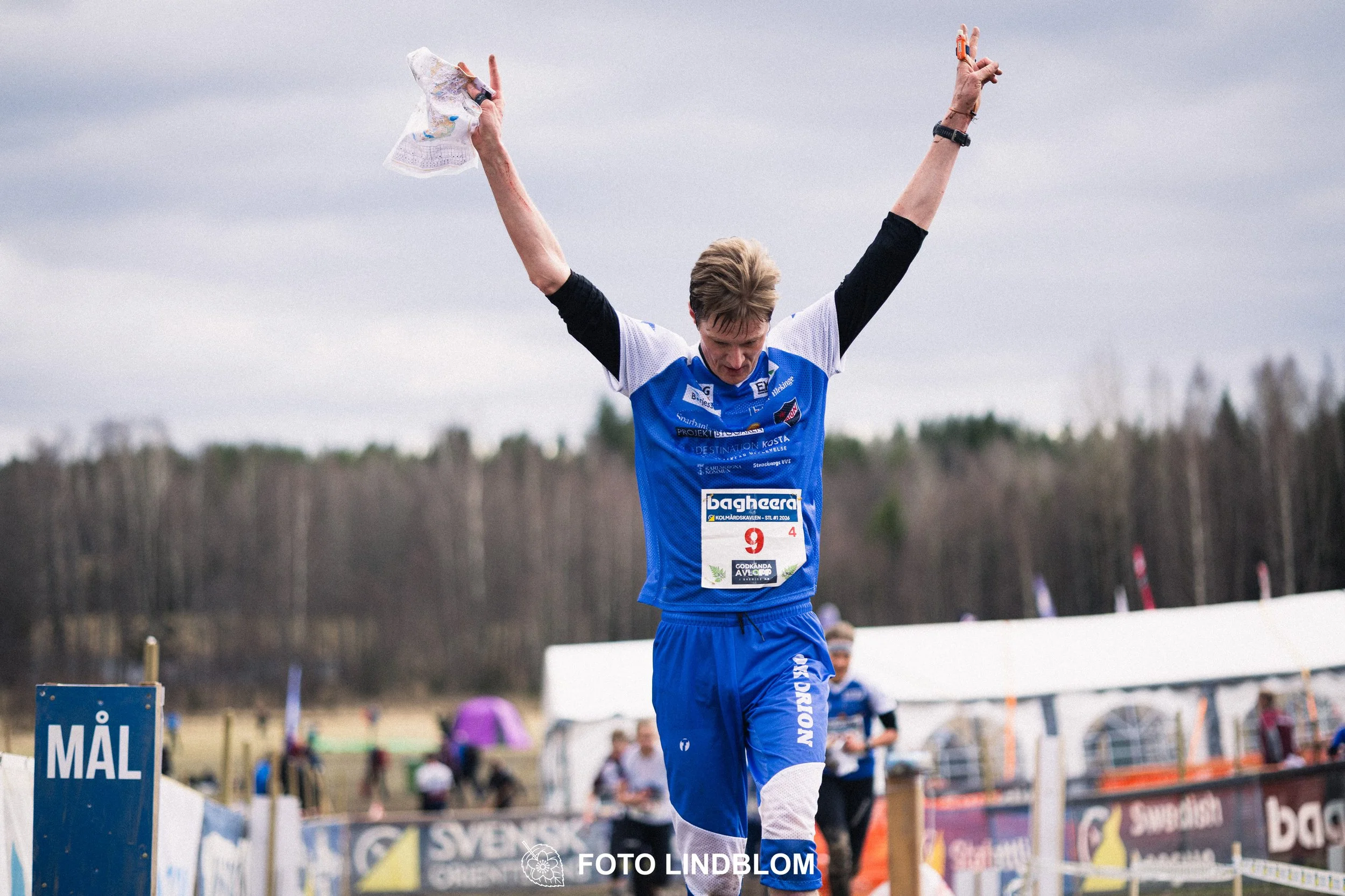 A photo from a Swedish relay orienteering event in Kolmården 2026, showing Anton Johansson, captured by Foto Lindblom.