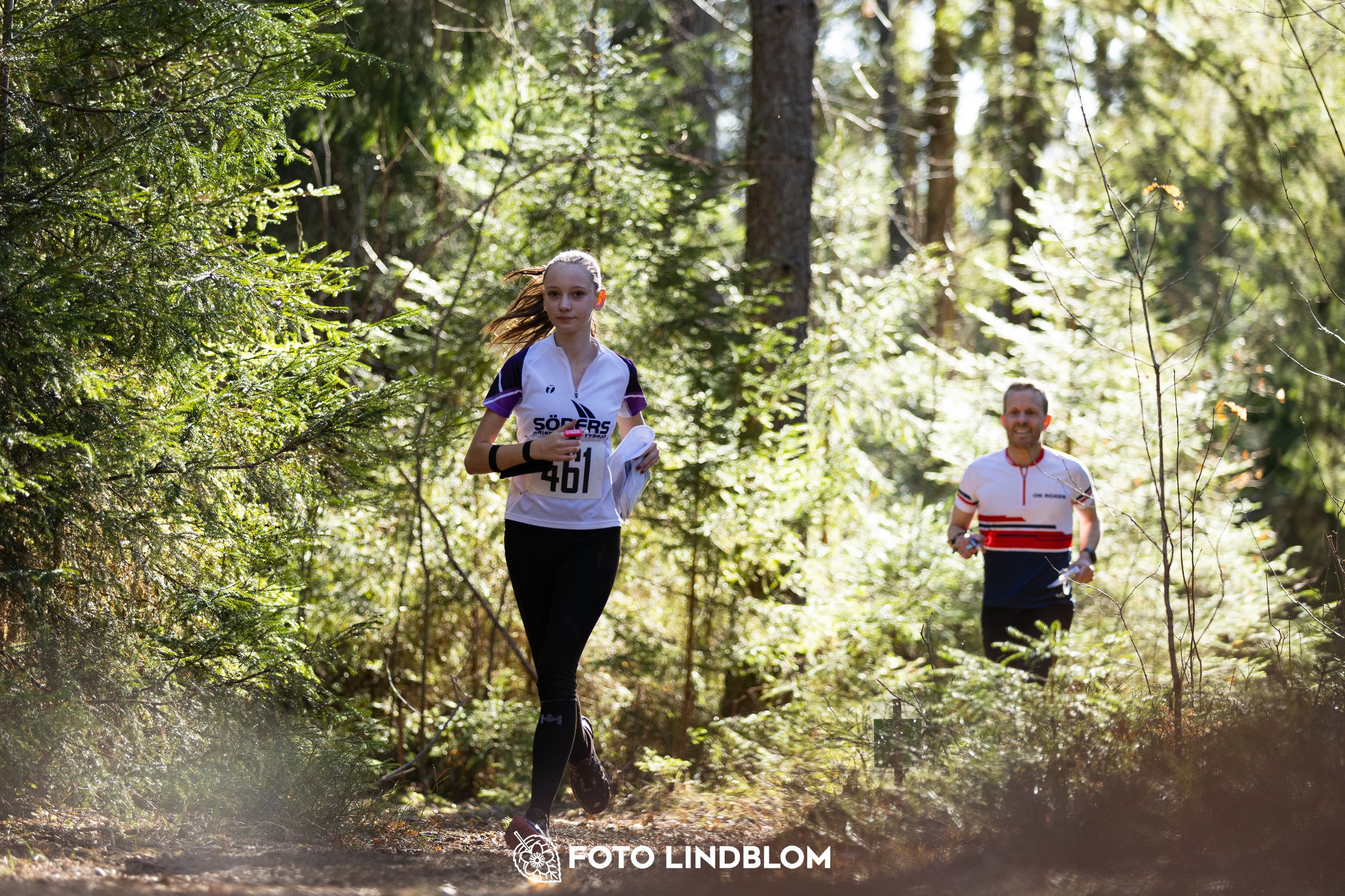 Forest orienteering action at Nyköpingsorienteringen 2026, documented in this photo by Foto Lindblom.