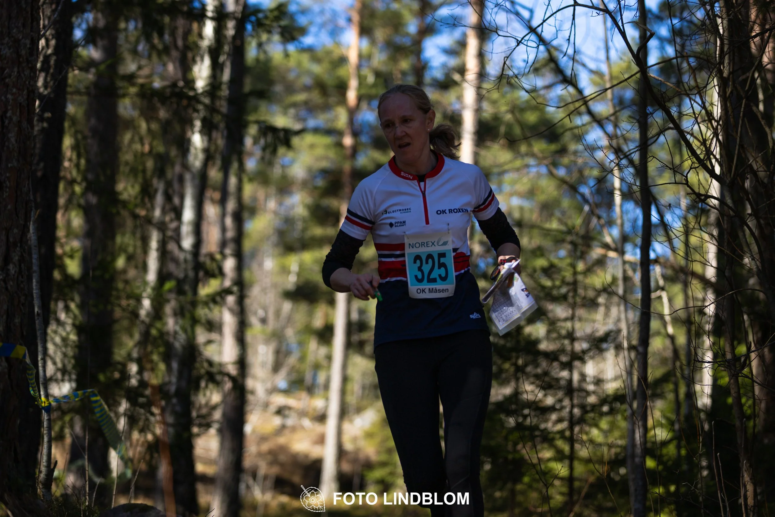 Forest relay orienteering at Måsenstafetten 2026, with teams competing in an endurance event, documented by Foto Lindblom.