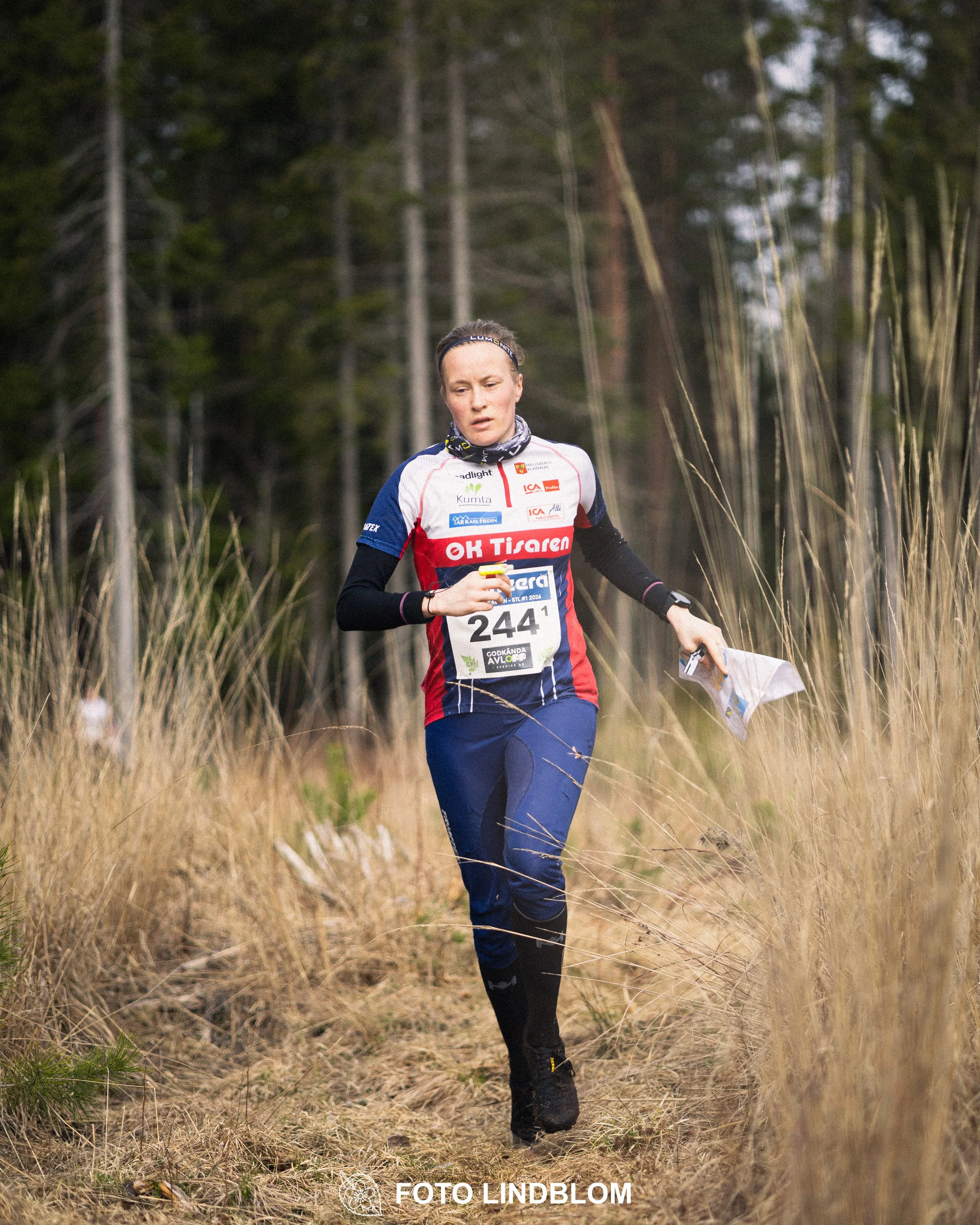 A scene from Kolmårdskavlen, the opening stage of the Swedish relay league 2026, captured by Foto Lindblom.