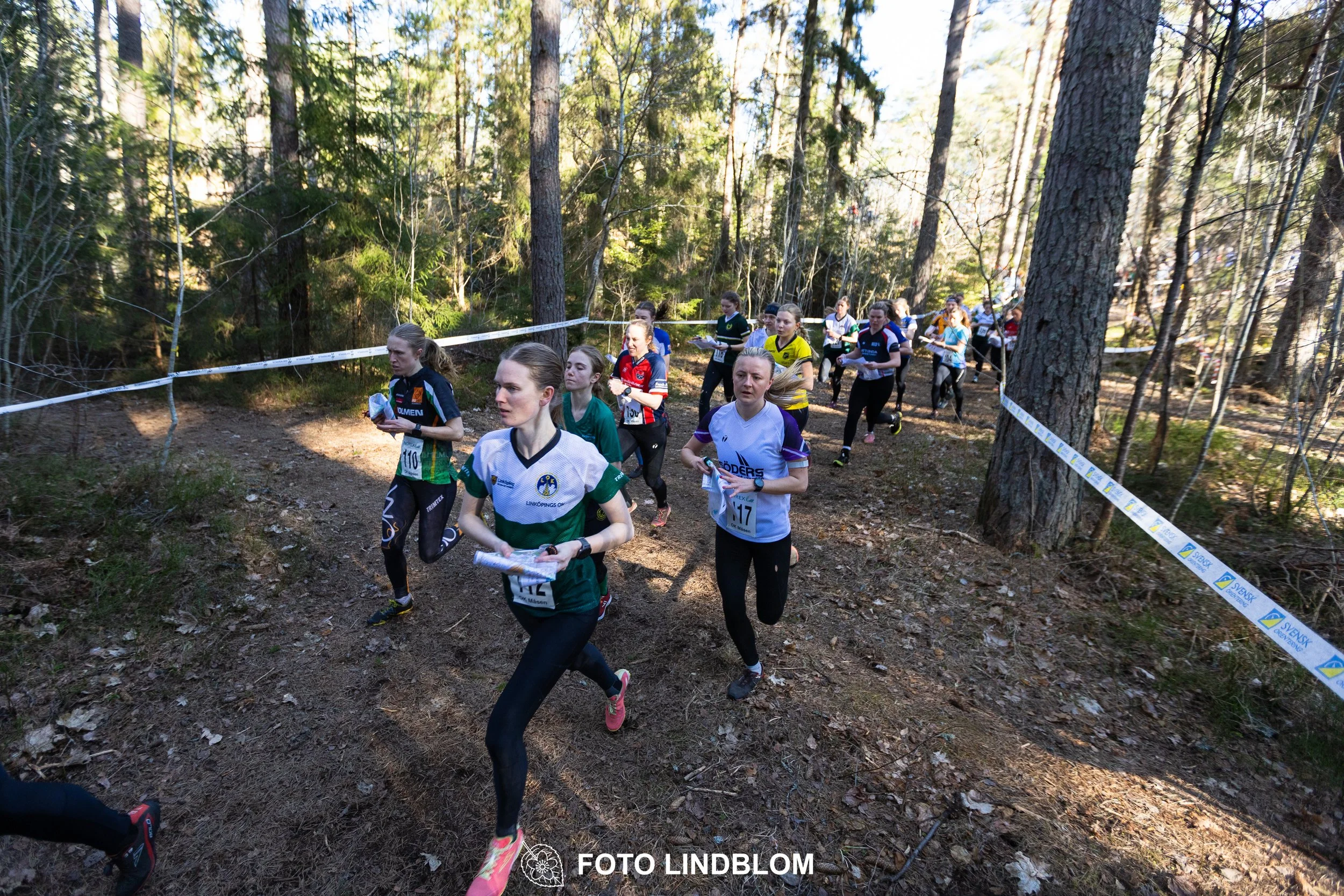Photo of competitors during the Måsenstafetten 2026 team relay, taken in a wooded landscape by Foto Lindblom.