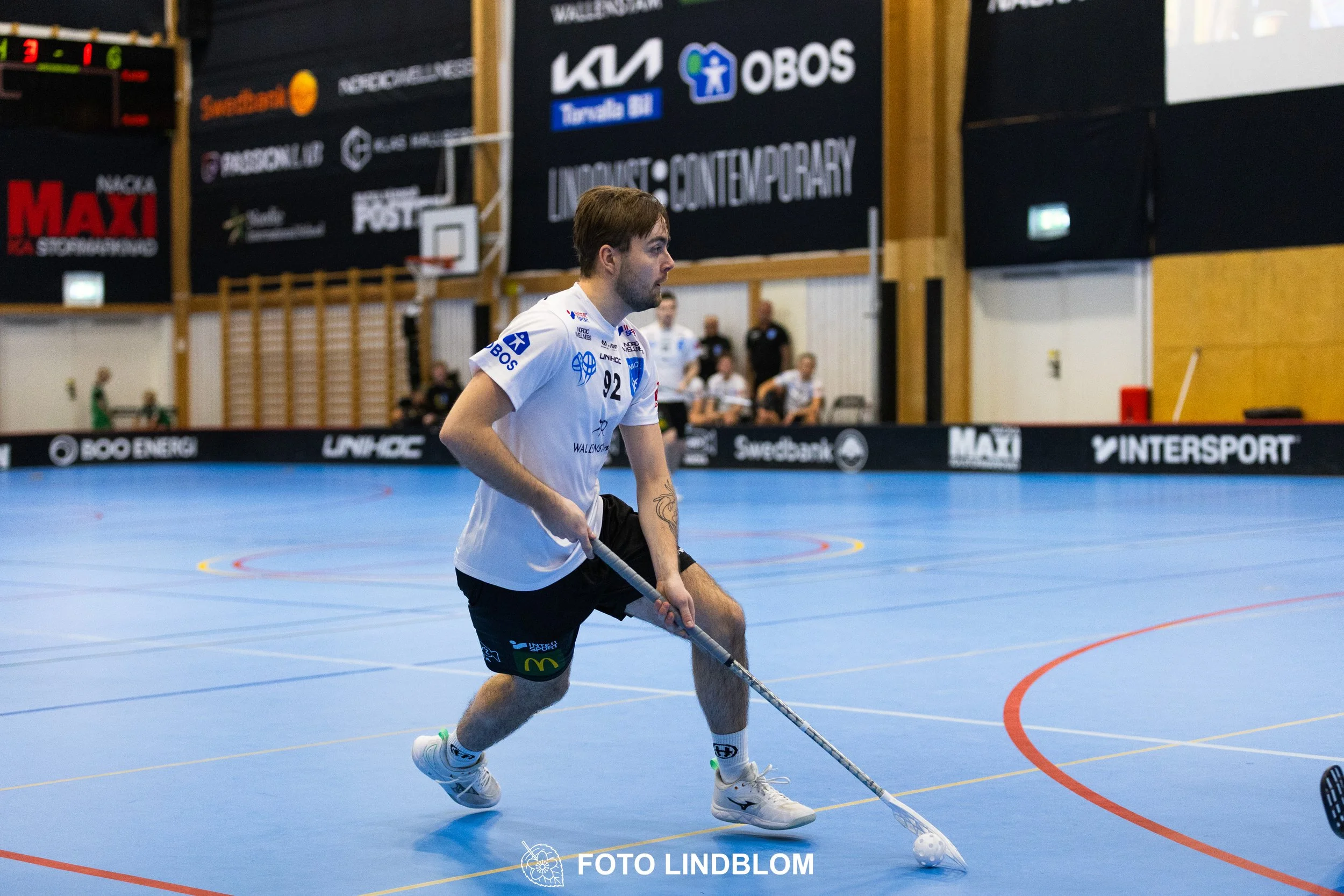 A picture of men playing floorball in Nacka IBK and FBC Sollentuna team gear