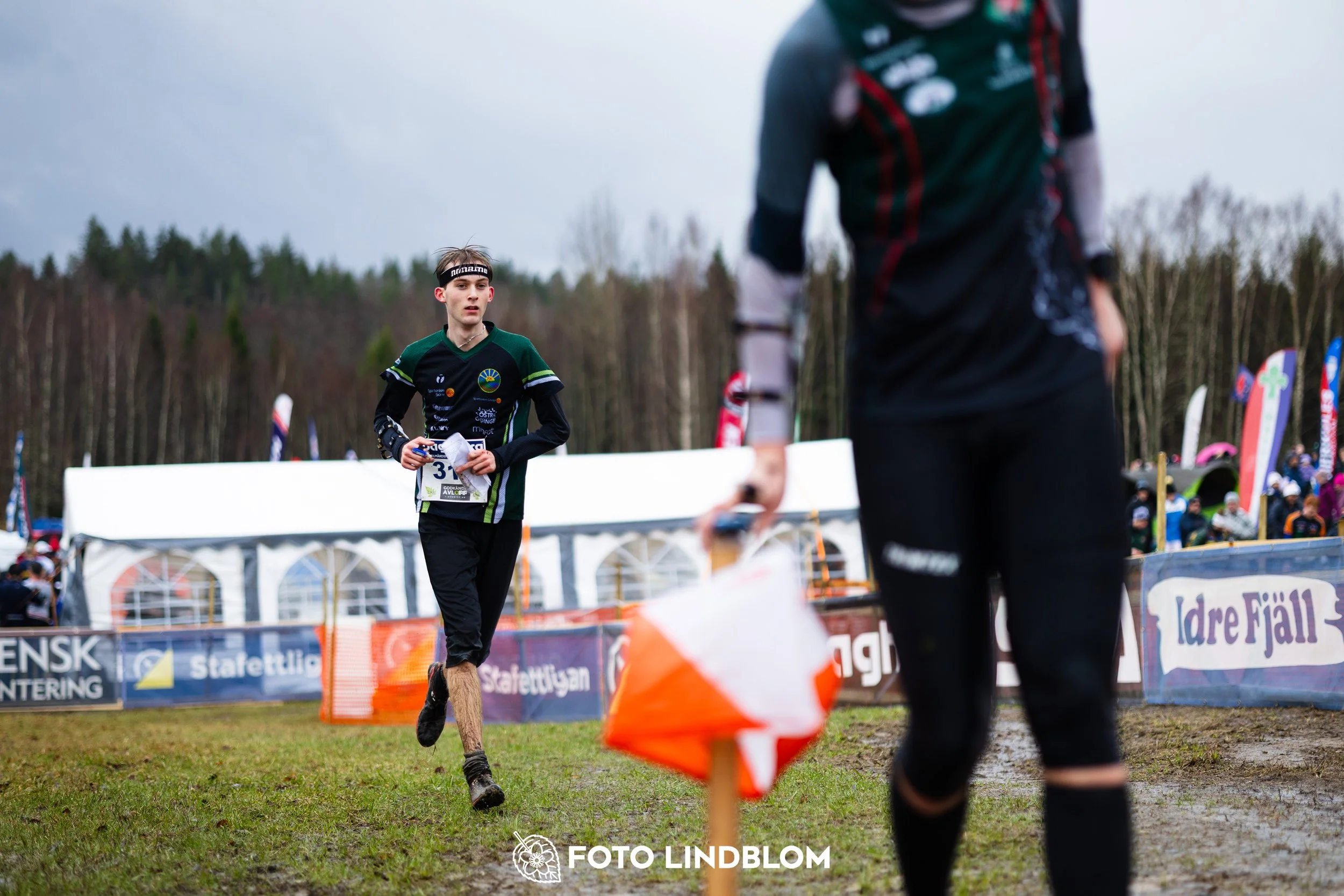 A moment from the 2026 Swedish League middle distance orienteering event in Kolmården, captured by Foto Lindblom.