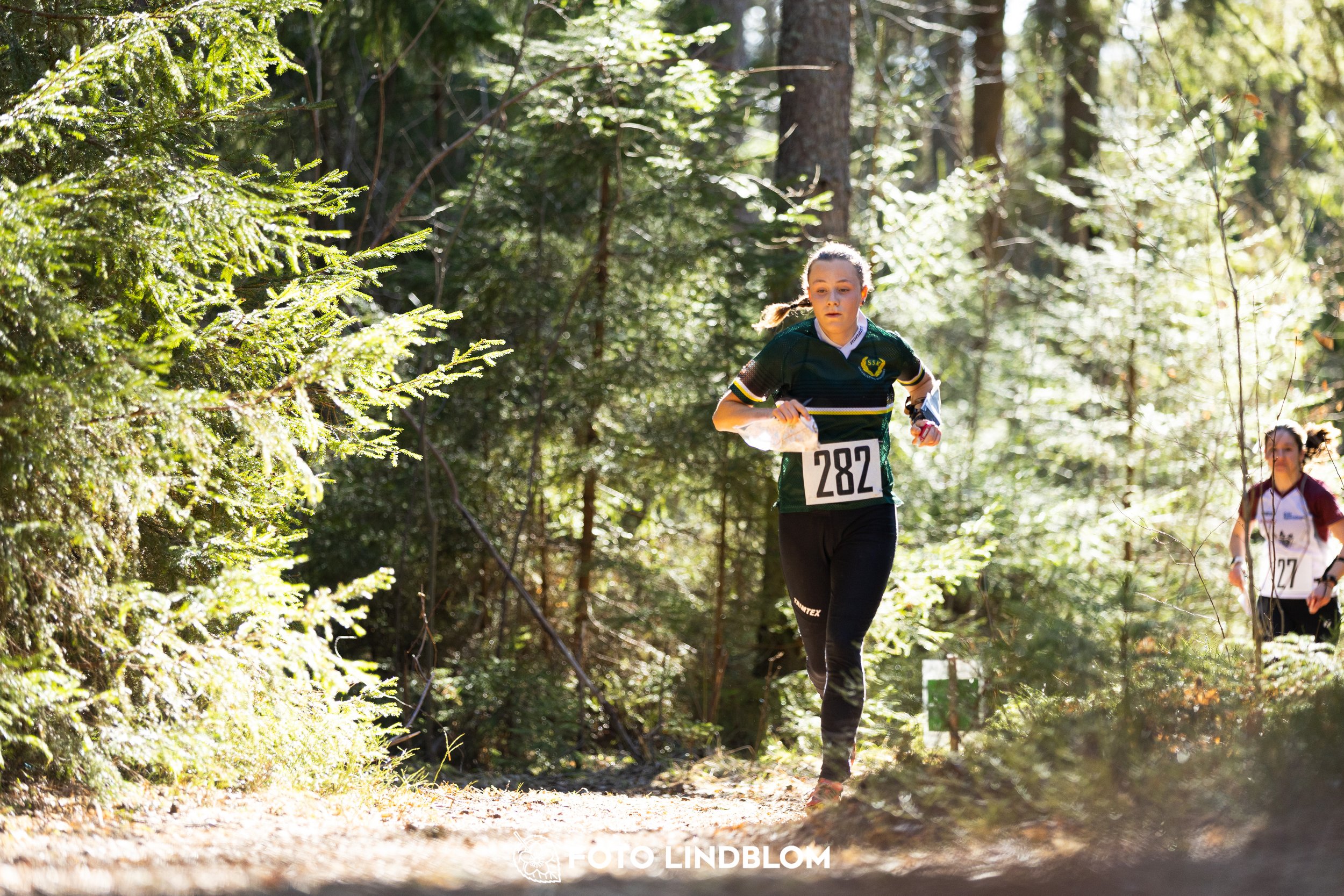 This picture shows competitors during Nyköpingsorienteringen 2026 navigating through forest terrain, photographed by Foto Lindblom.