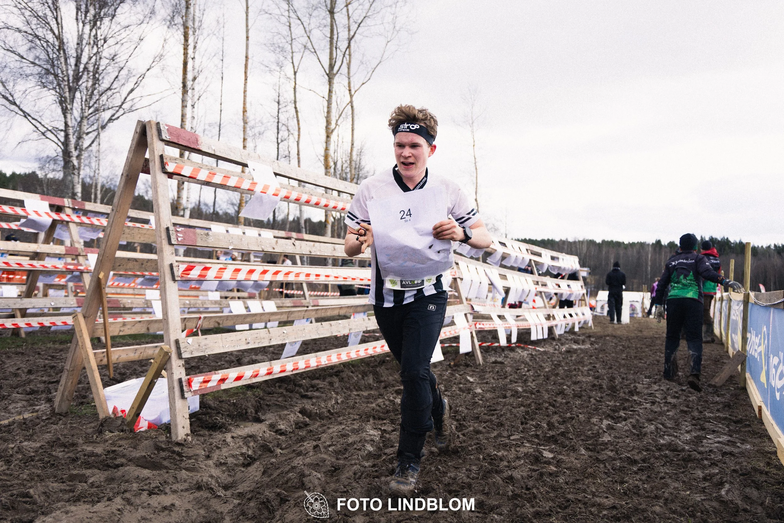 A photo from a Swedish relay orienteering event in Kolmården 2026, captured by Foto Lindblom.