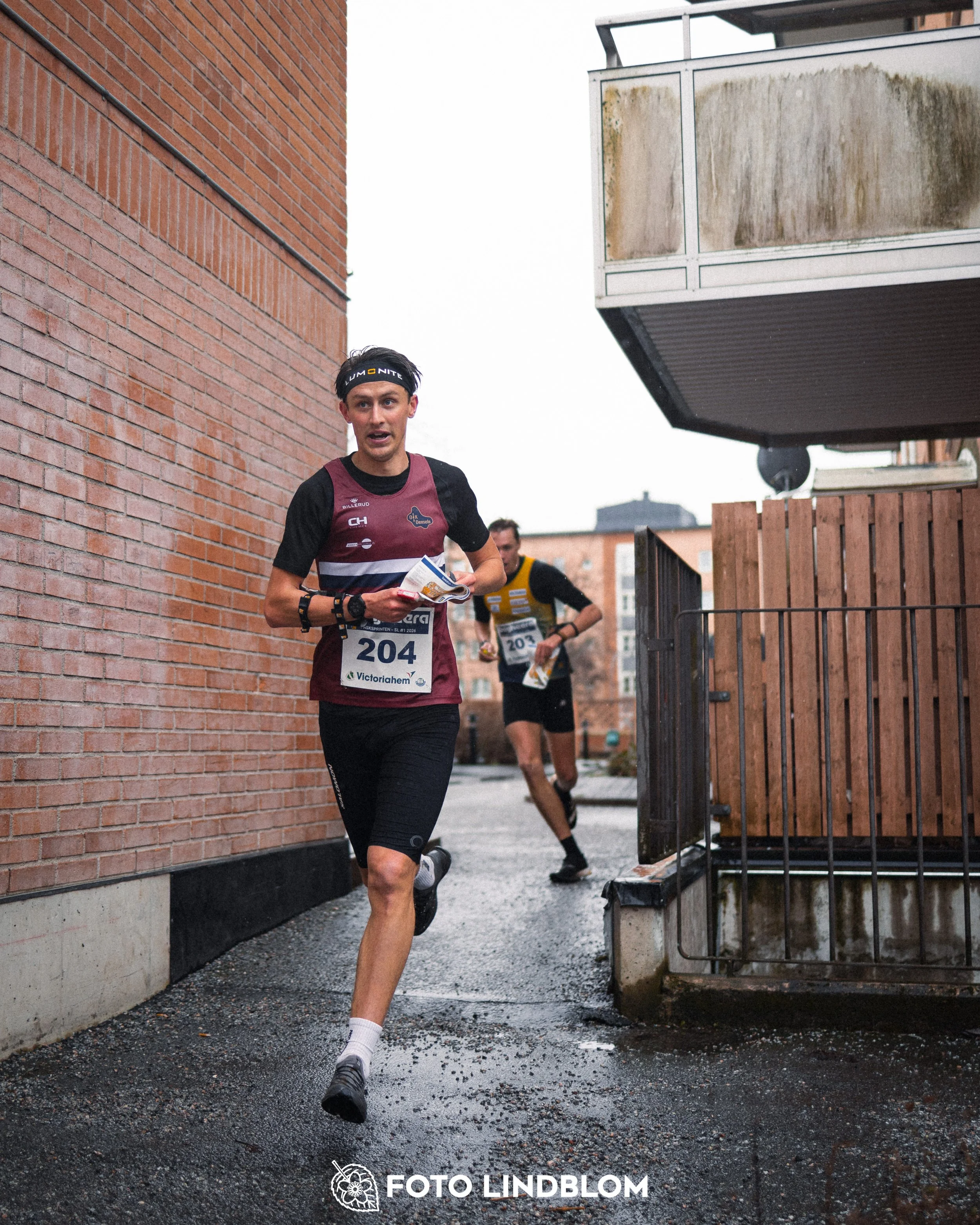 A moment from an urban orienteering race during the Swedish League event in Rinkeby Stockholm 2026, captured by Foto Lindblom.