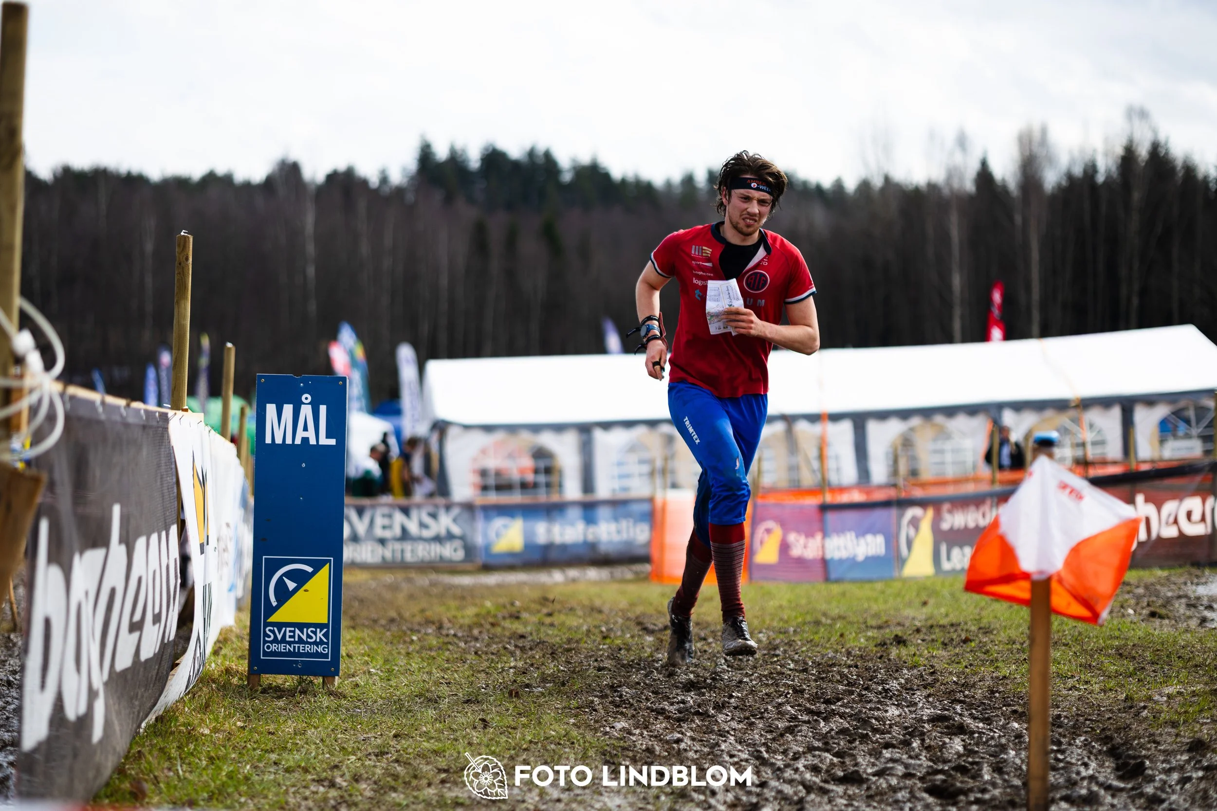 A photo from a Swedish orienteering league race in Kolmården during spring 2026, captured by Foto Lindblom.