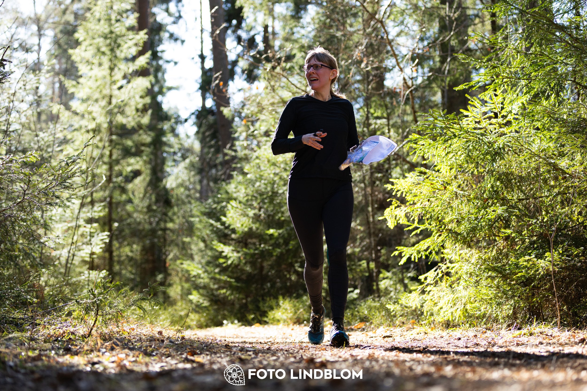 Orienteering competition scene from Nyköpingsorienteringen 2026 in Sweden’s natural forest environment, captured by Foto Lindblom.
