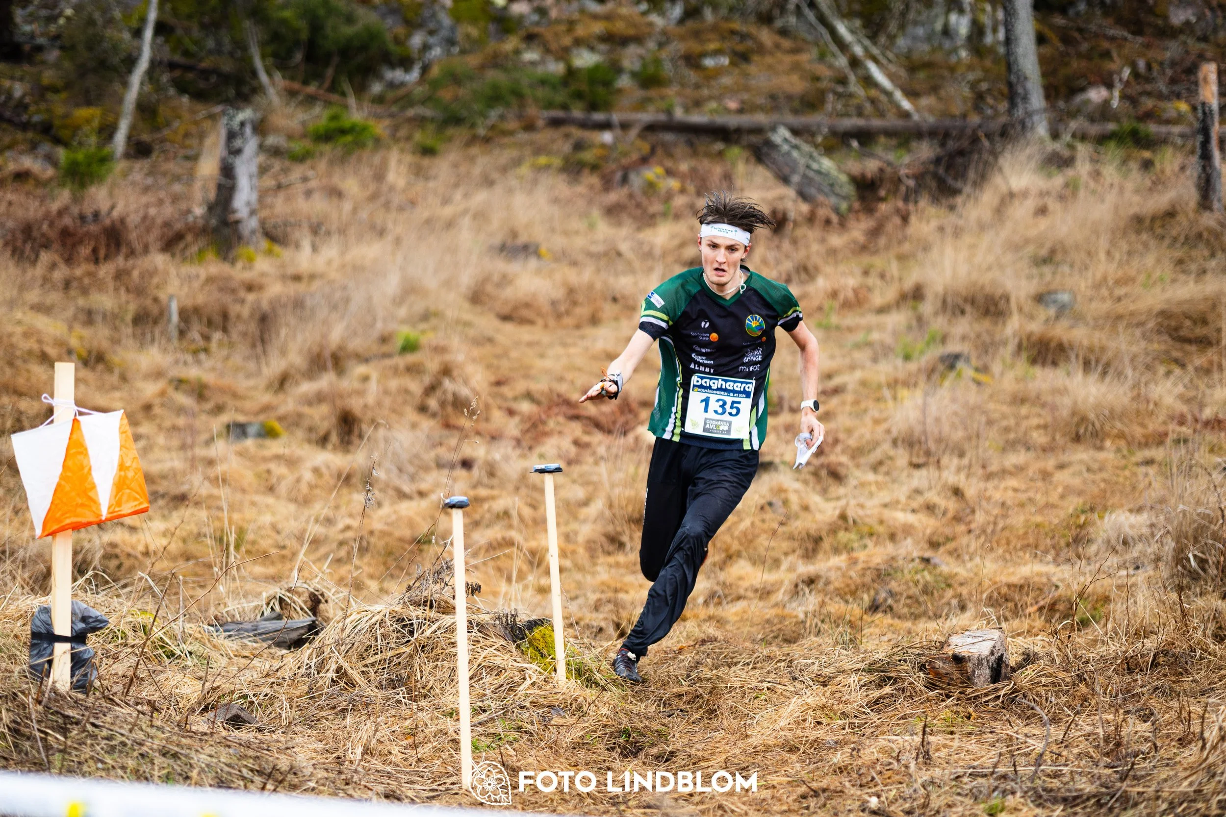 A scene from the Swedish League orienteering competition in Kolmården spring 2026, captured by Foto Lindblom.