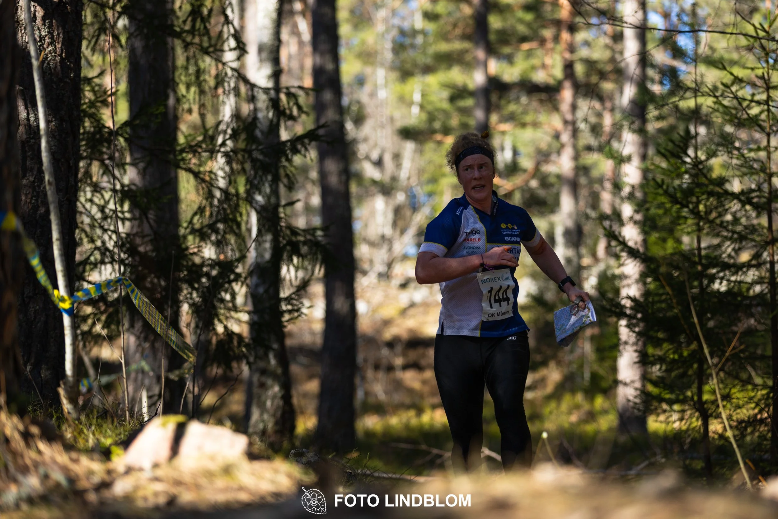 Forest relay orienteering at Måsenstafetten 2026, with teams competing in an endurance event, documented by Foto Lindblom.