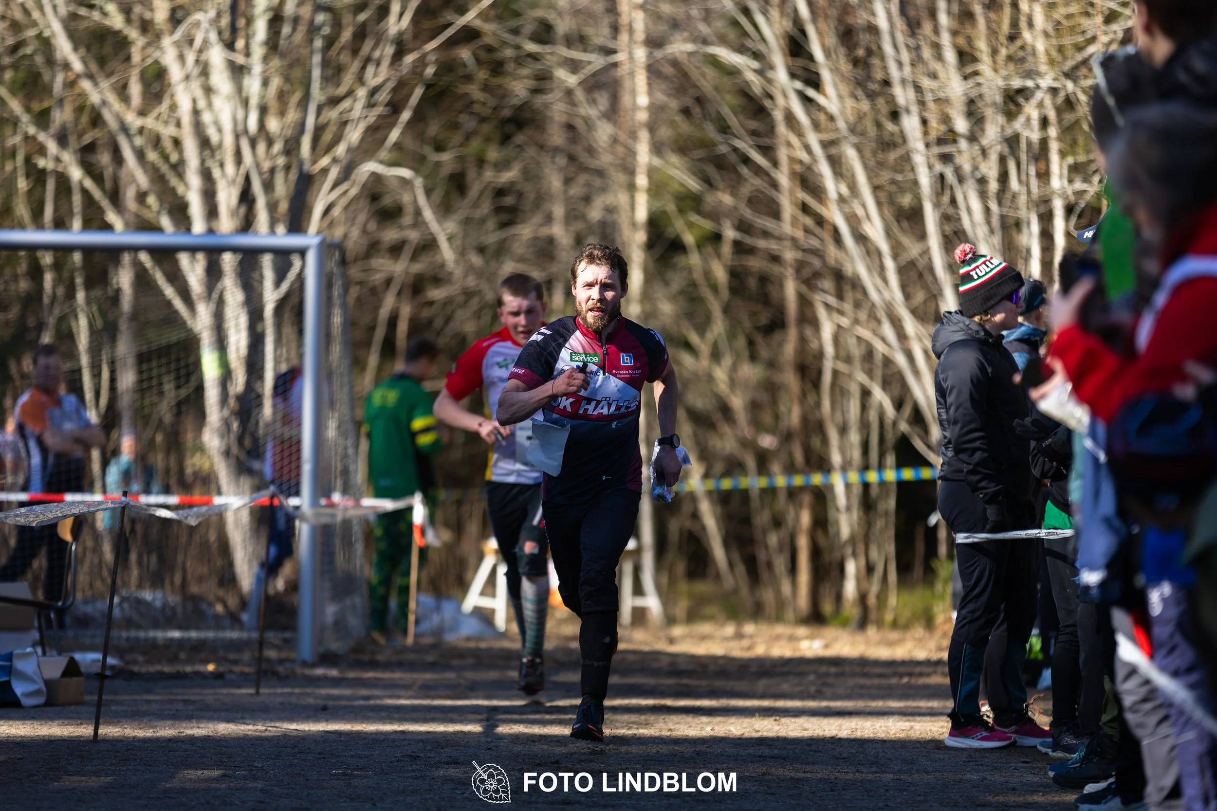 Team relay action at Måsenstafetten 2026, an orienteering competition in forest terrain, photographed by Foto Lindblom.