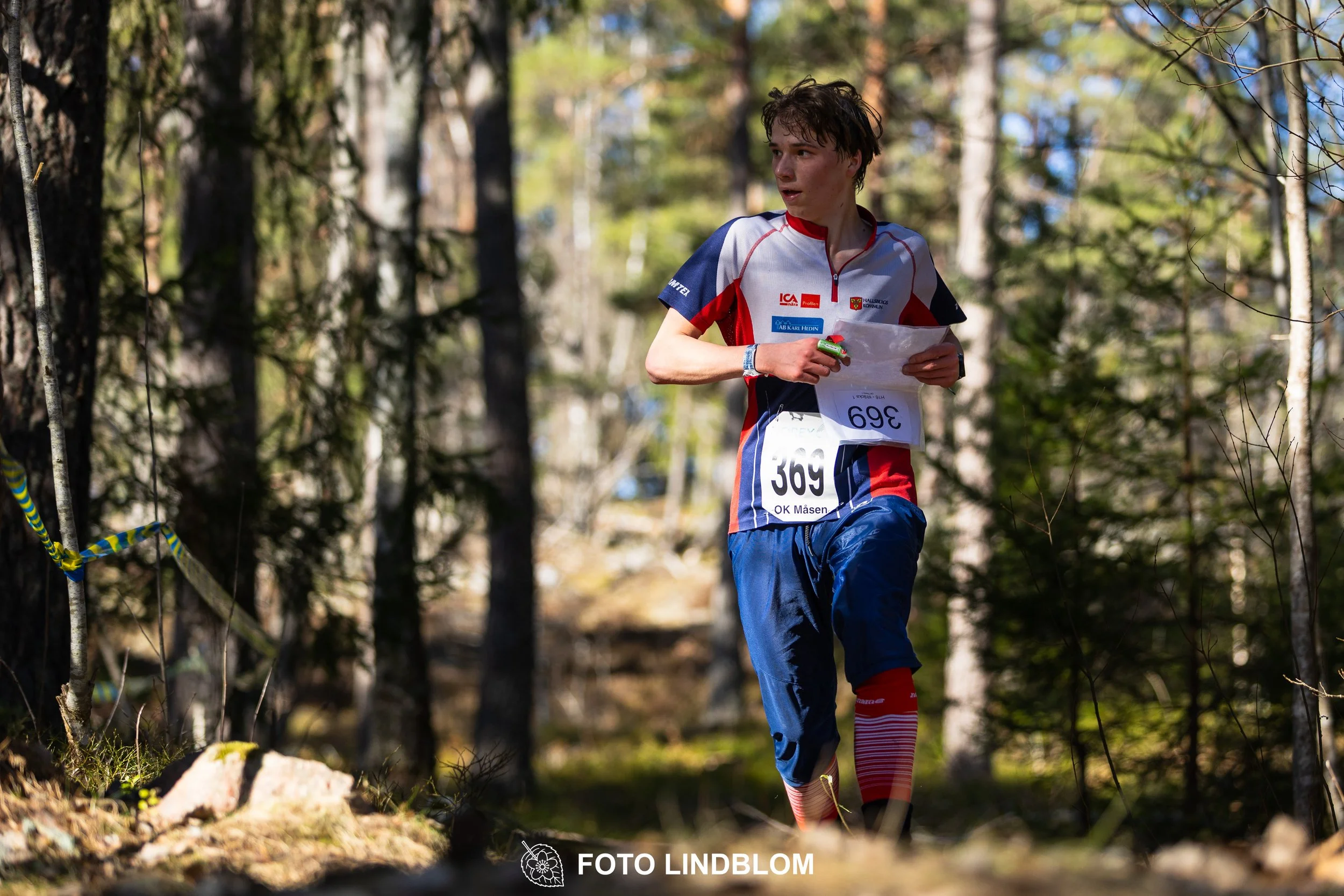 A relay-stage photo from Måsenstafetten 2026, featuring team-based orienteering competition, taken by Foto Lindblom.