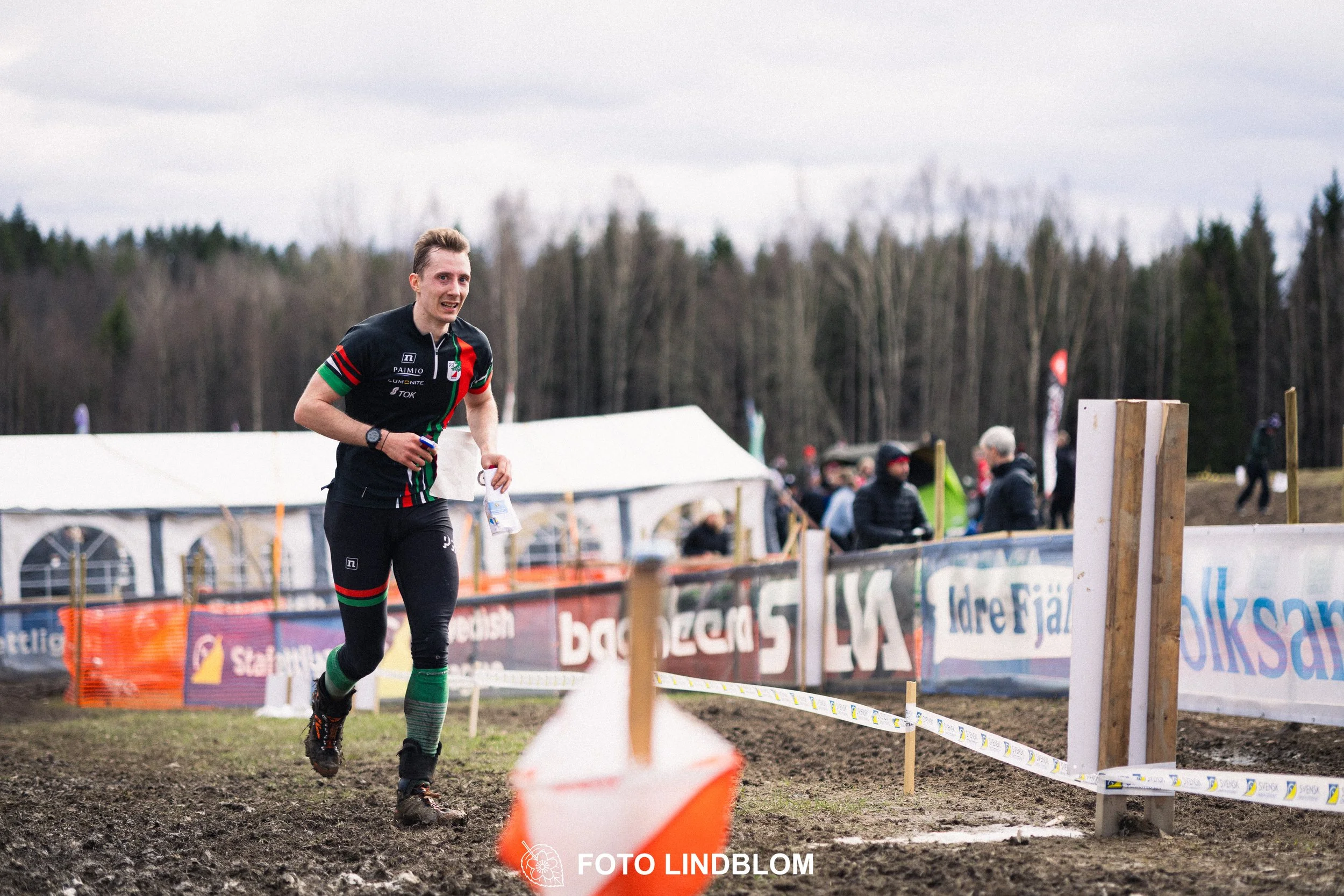 A photo from a relay orienteering competition in Kolmården during the 2026 Stafettligan season, captured by Foto Lindblom.