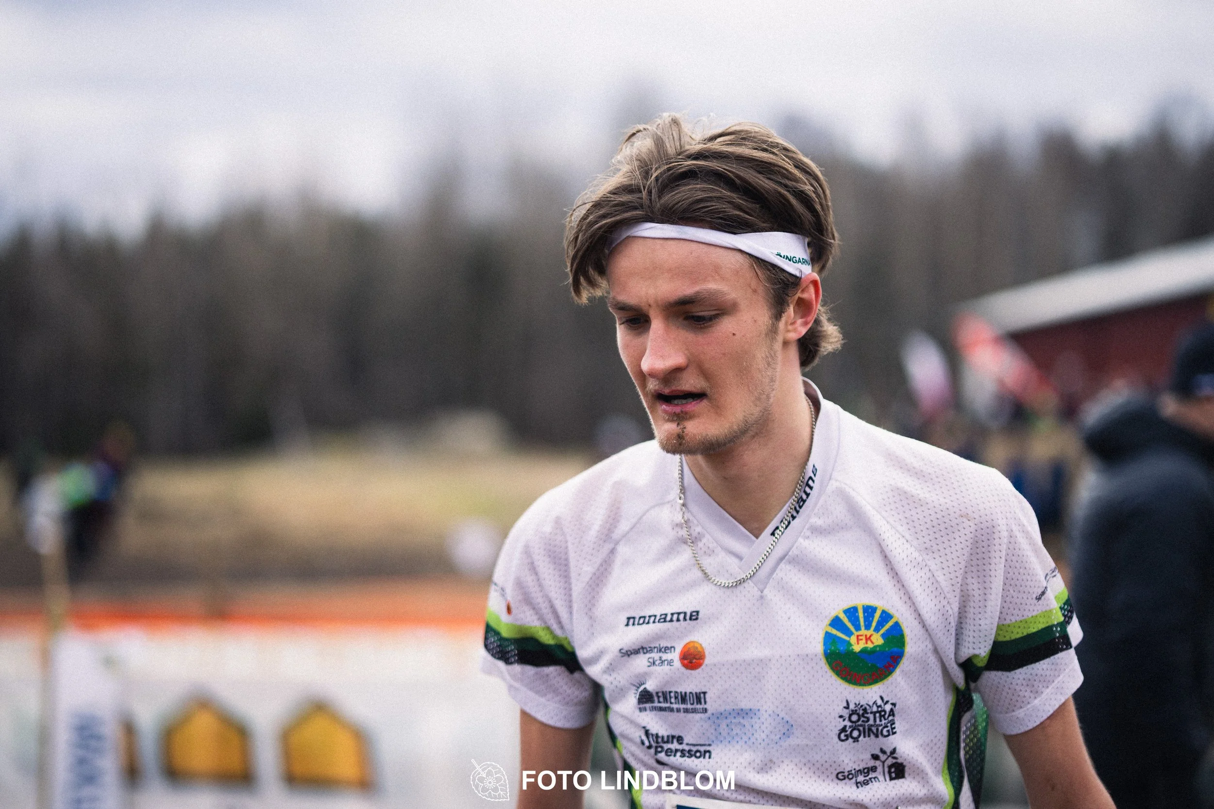 A moment from the relay orienteering event Kolmårdskavlen in spring 2026, showing Svante Selin, captured by Foto Lindblom.