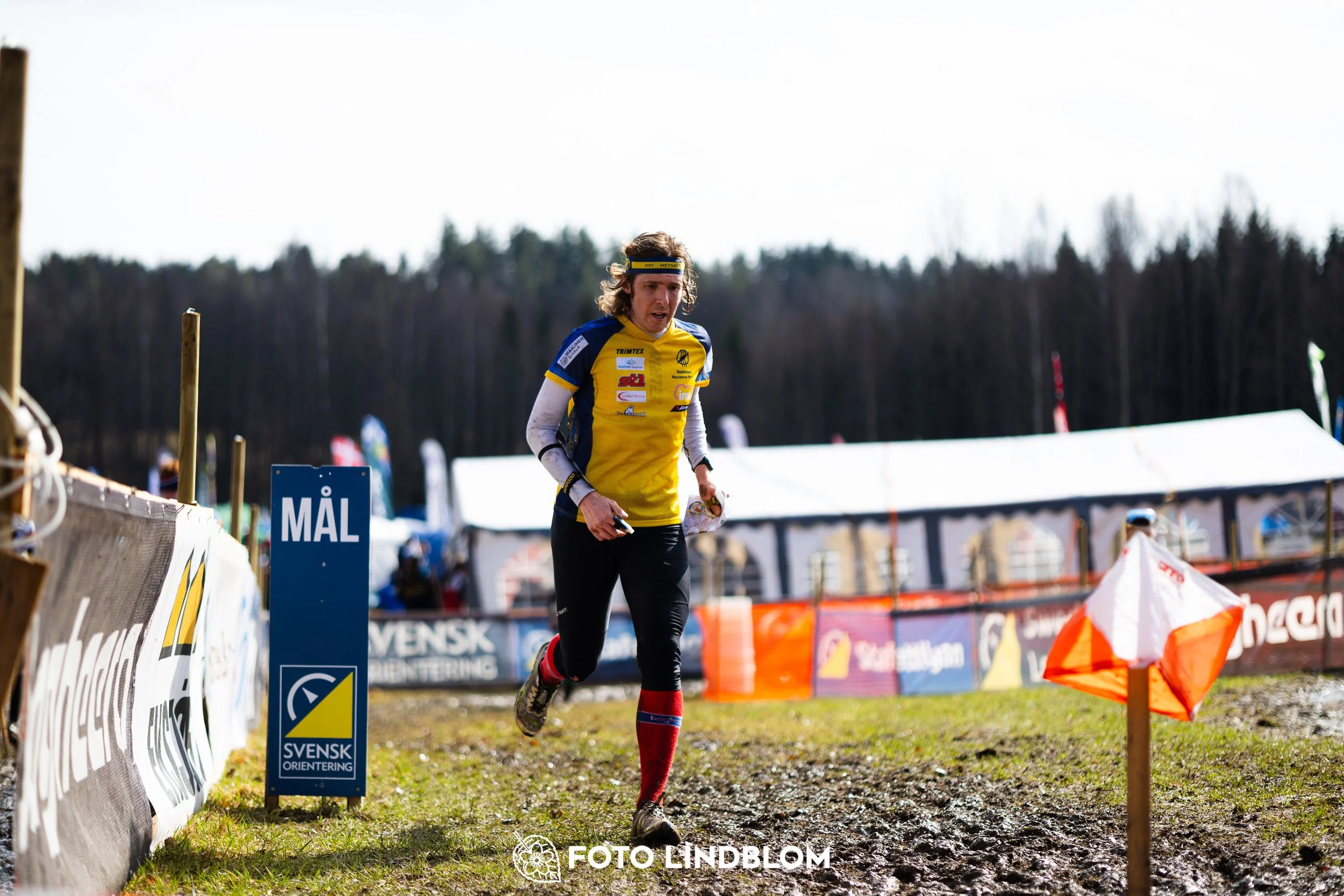 A moment from a middle distance orienteering race in Kolmården during the Swedish League 2026, captured by Foto Lindblom.