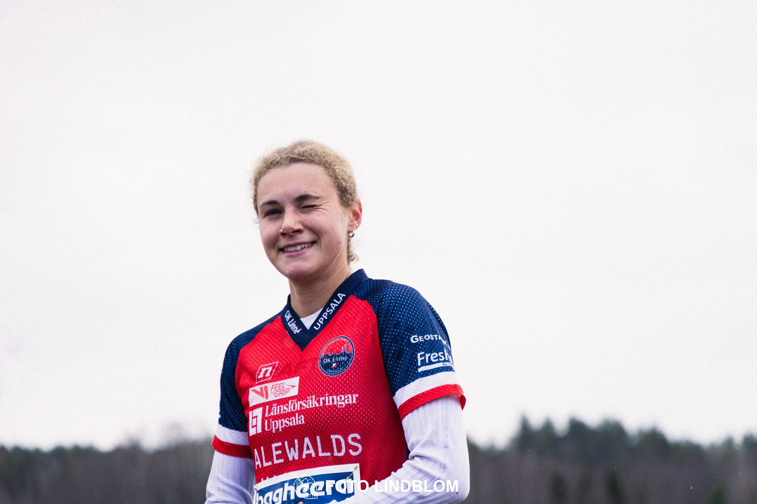 A scene from Kolmårdskavlen, the opening stage of the Swedish relay league 2026, showing Pia Young Vik, captured by Foto Lindblom.