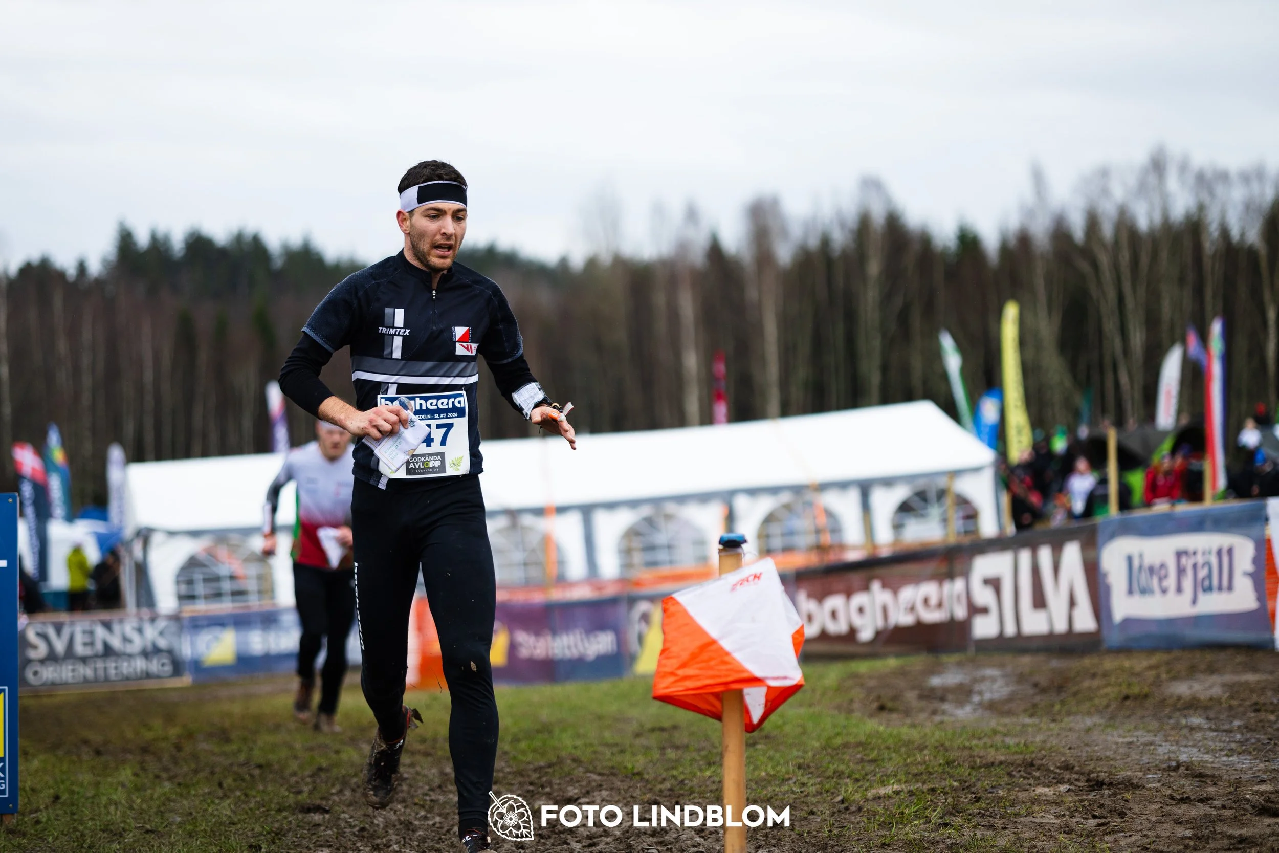 A photo from a Swedish orienteering league race in Kolmården during spring 2026, captured by Foto Lindblom.