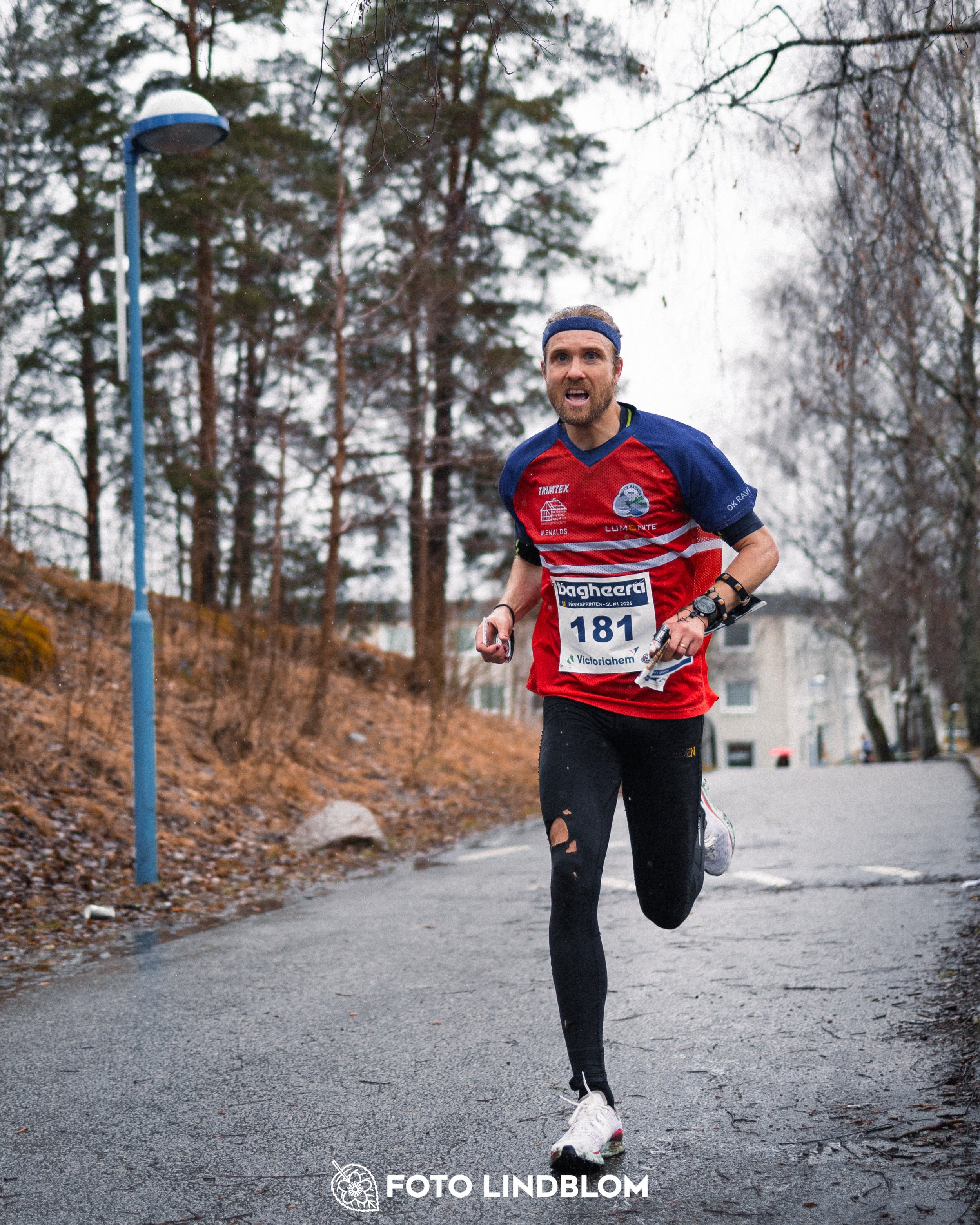 A scene from the opening Swedish League orienteering event of 2026 held in Rinkeby, of Gustav Bergman, captured by Foto Lindblom.